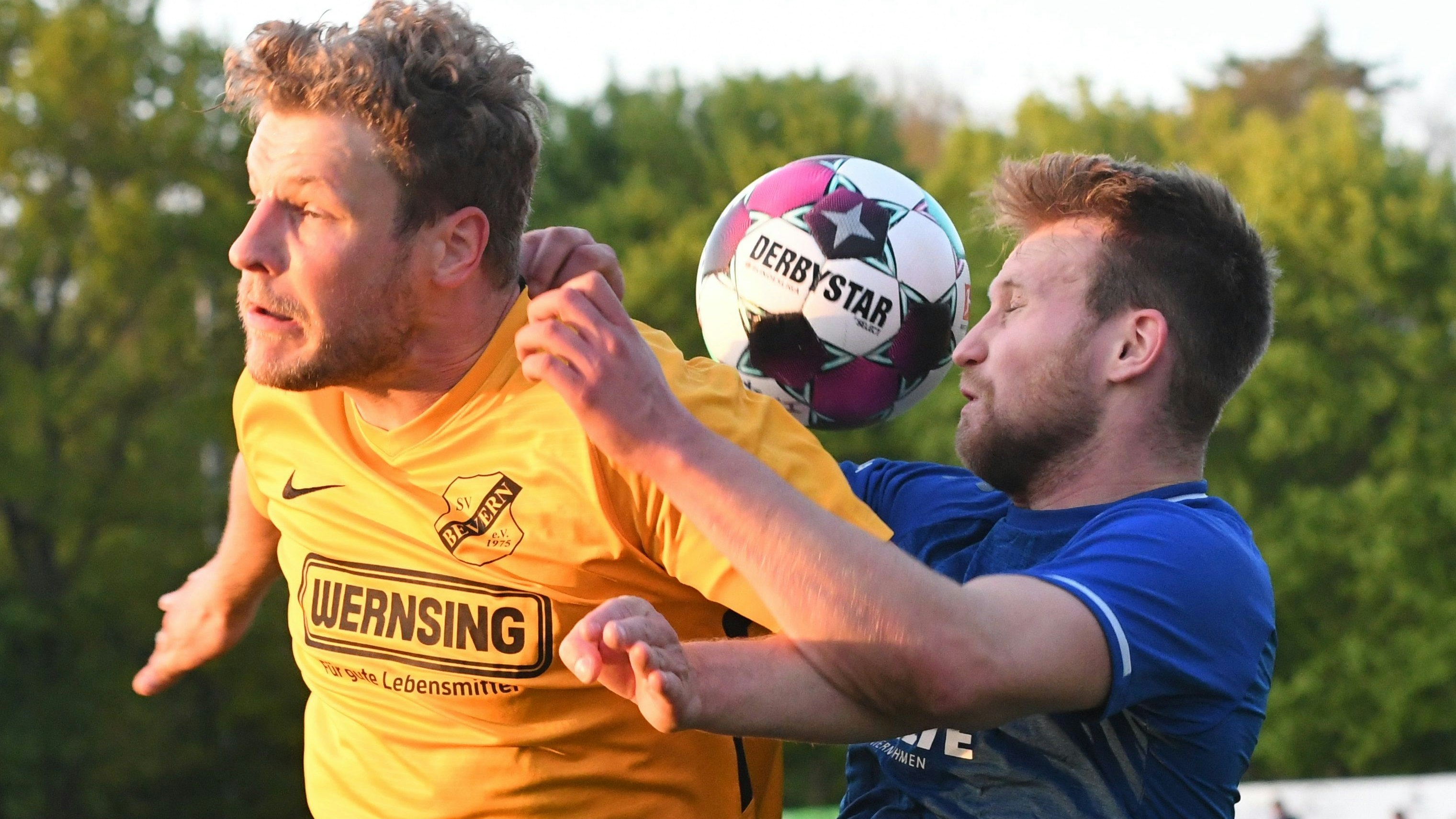 Torschütze: Julius Liegmann (links) traf zum 2:1, musste aber mit dem SV Bevern gegen SV Holthausen-Biene eine 2:4-Heimniederlage hinnehmen. Foto: Wulfers