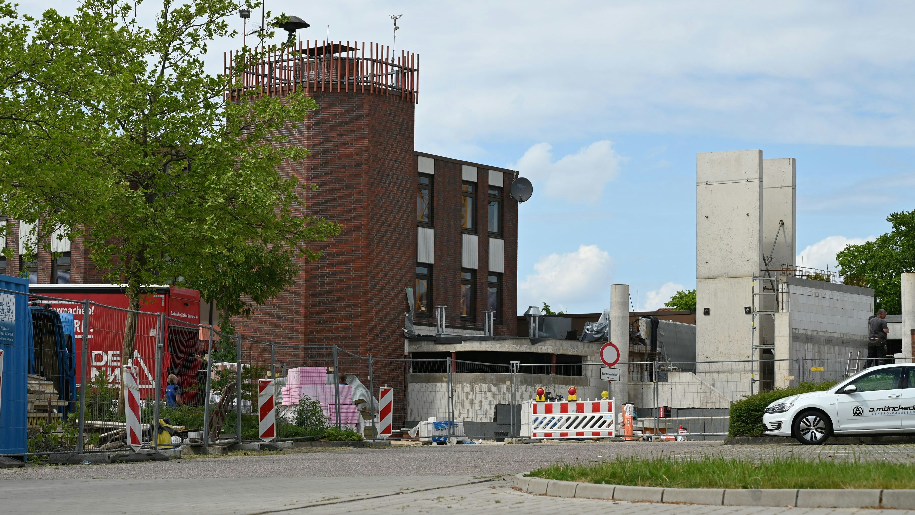 Baumaßnahme: Die Fertigstellung des Feuerwehrhauses wird teurer und verzögert sich. Foto: Hermes