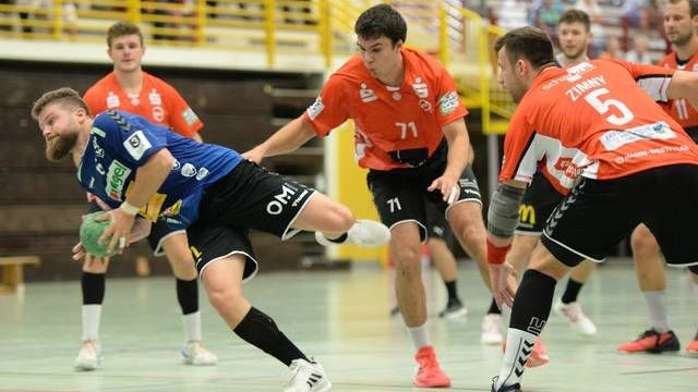 Zielstrebig: Ole Harms (am Ball) und der TV Cloppenburg erwarten am Samstag um 19.30 Uhr den Ostfriesischen Handball-Verein (OHV) Aurich zum Drittliga-Derby. Foto: Langosch