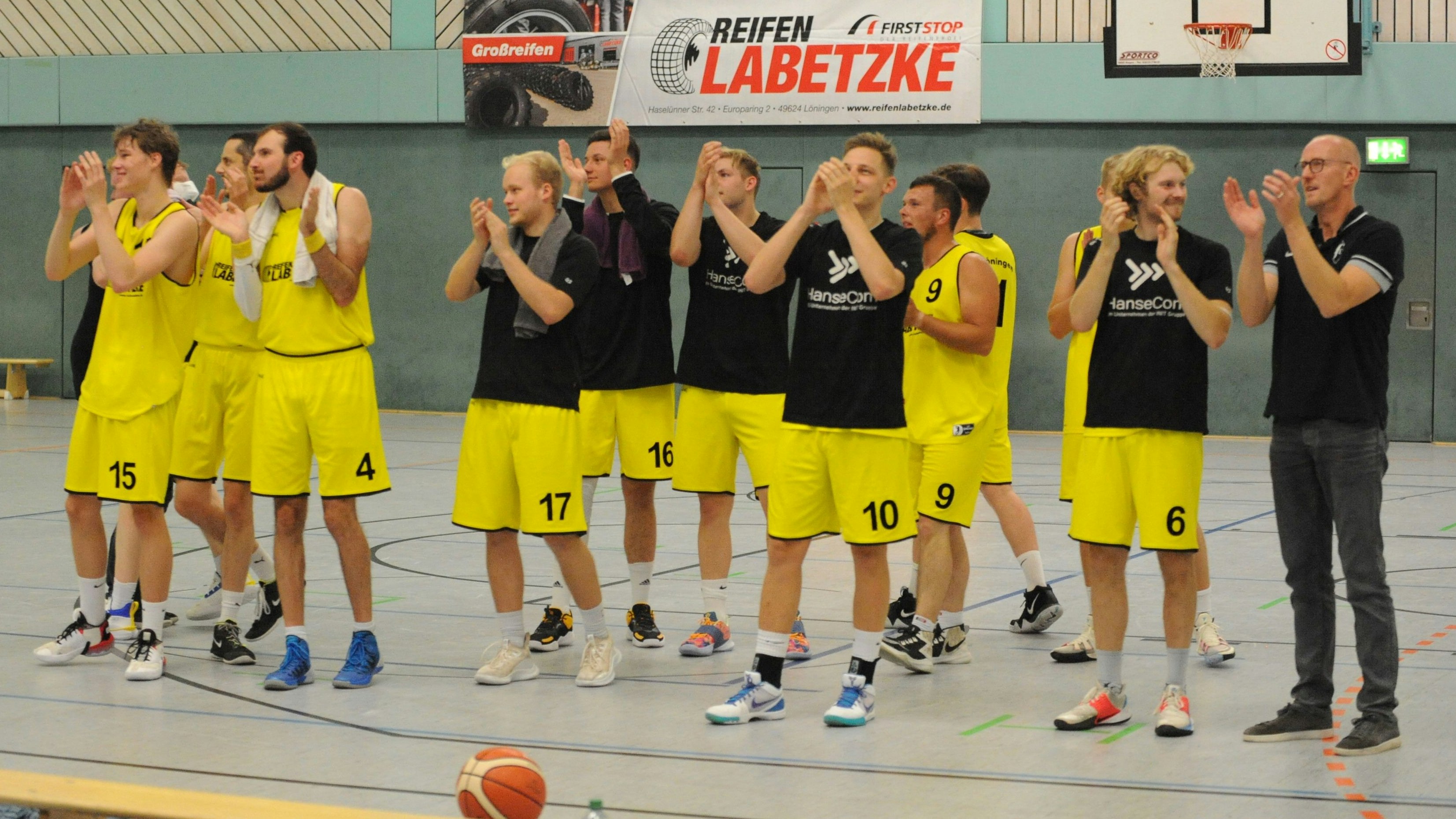 Raus mit Applaus: In der 2. Regionalliga steigerten sich die Basketballer des VfL Löningen nach einer sehr durchwachsenen Hinrunde in diesem Jahr deutlich und schafften souverän ihr Ziel: den Klassenerhalt. Foto: Bettenstaedt