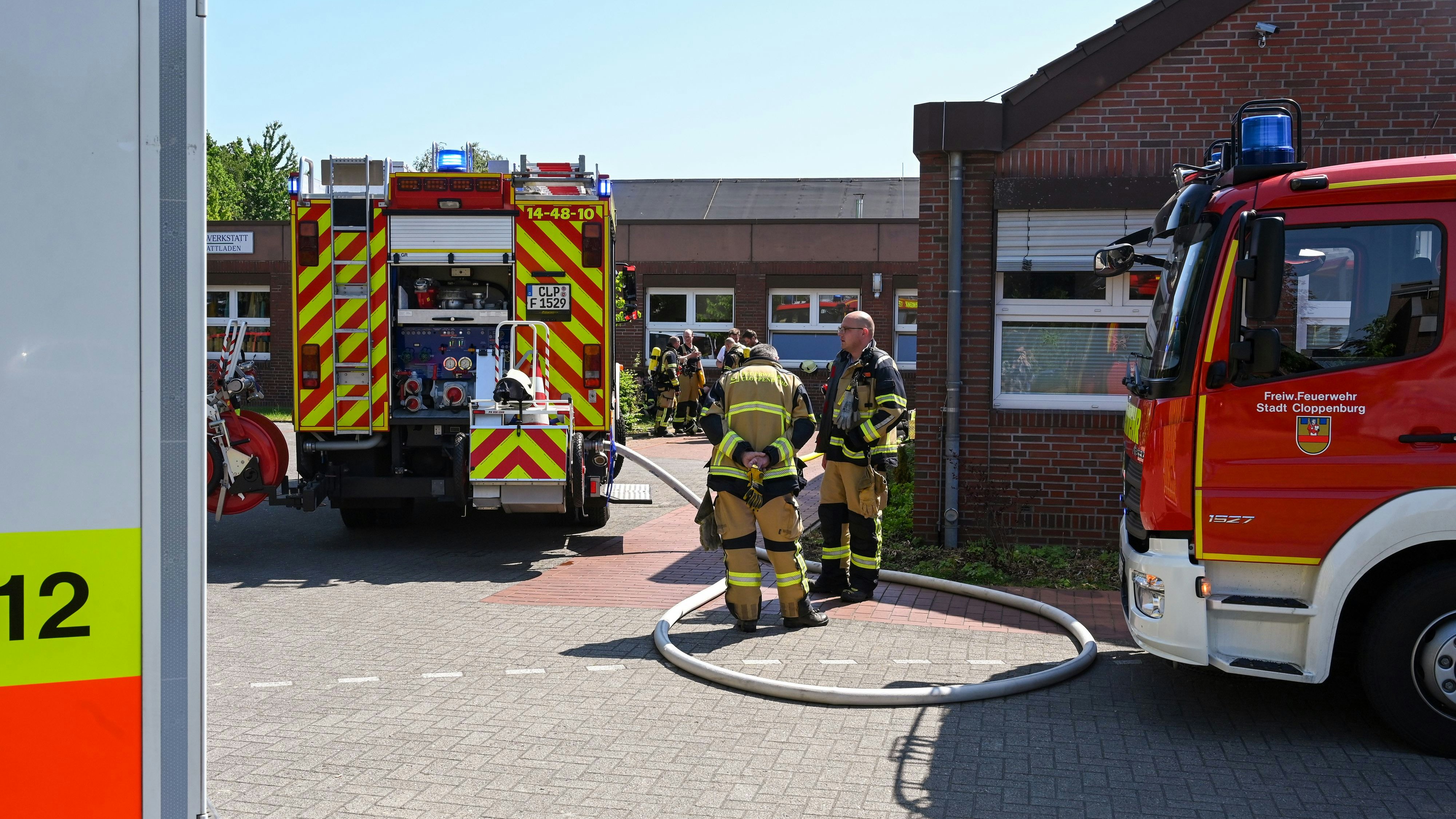 Die Feuerwehr und der Energieversorger überprüften das Gebäude am Ostring. Foto: Hermes