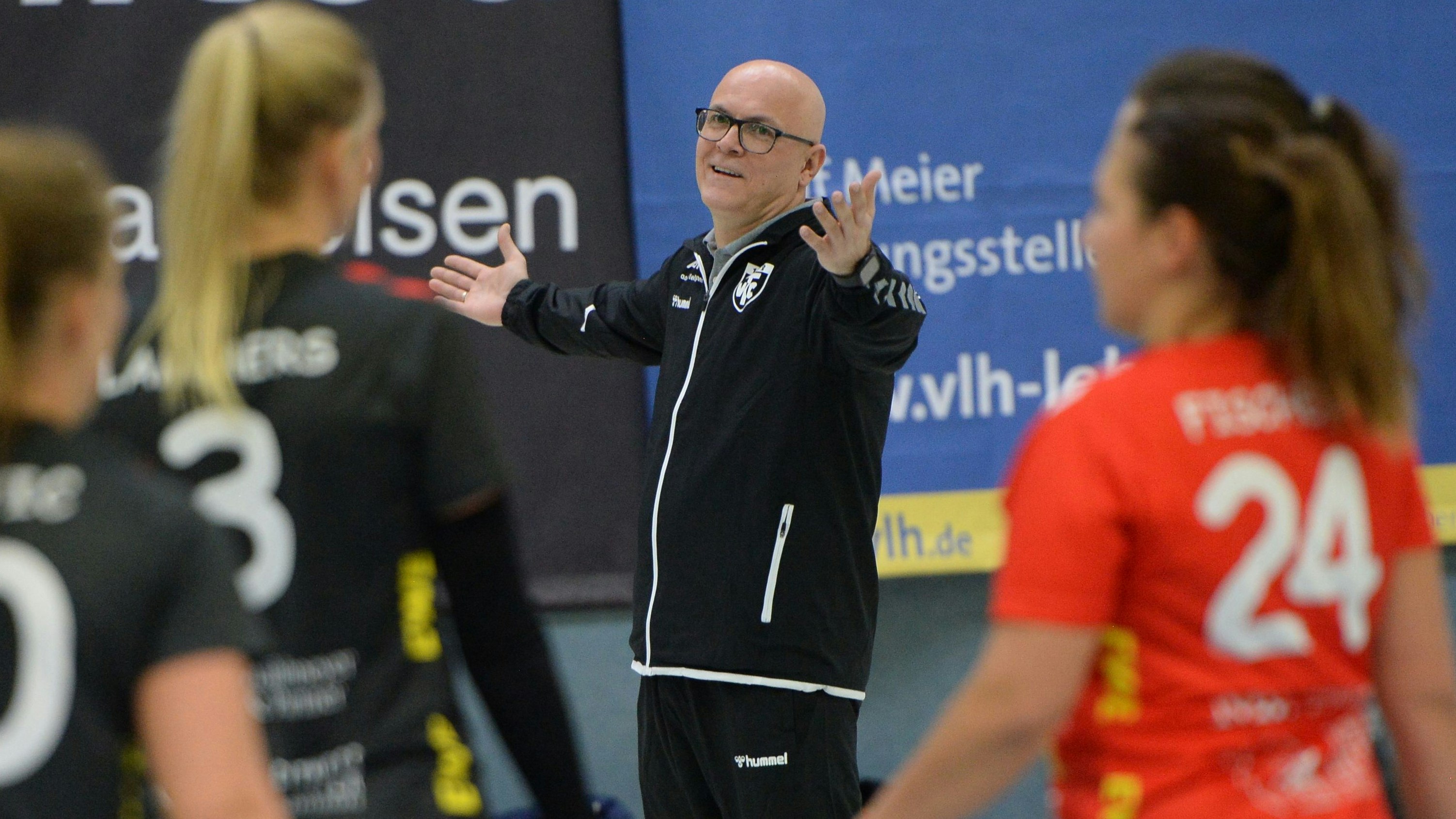 Es wird Zeit zu gehen: Für Trainer Tomislav Ristoski wird der Aufwand als Trainer der Cloppenburger Volleyballfrauen zu groß. Foto: Langosch