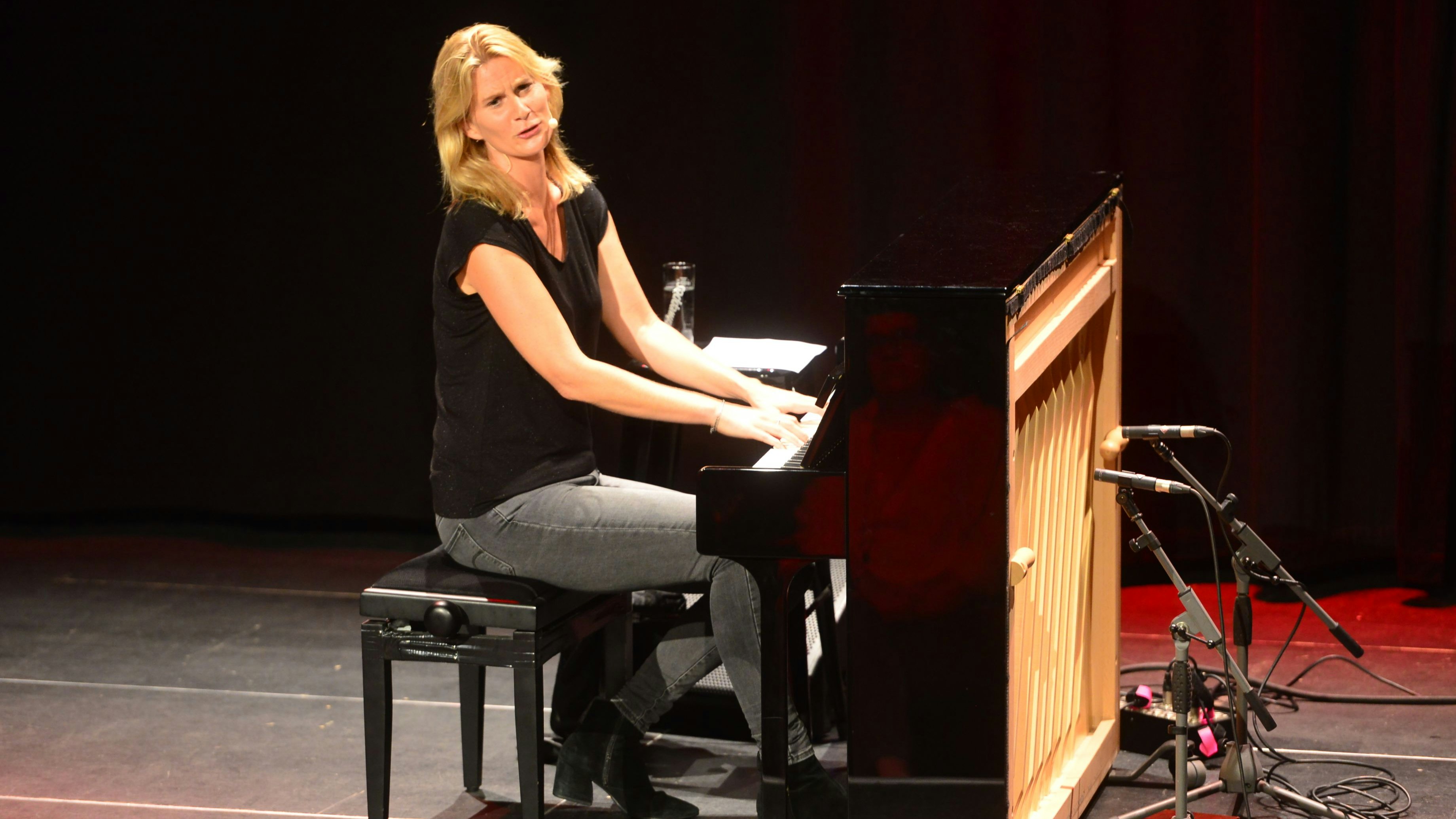 Mal charmant, mal bissig: Lucy van Kuhl verarbeitet Alltagserfahrungen zu einem Musikprogramm. Foto: Heidkamp