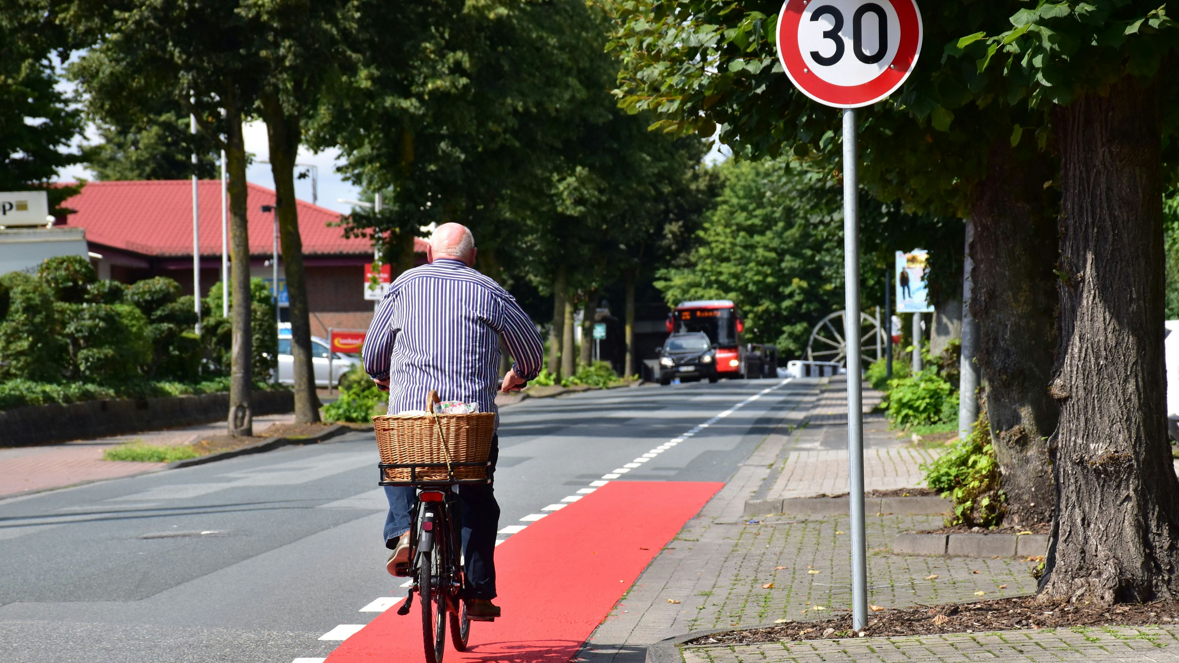 Neuerung im Verkehr: Auf der Lindenstraße gibt es ab dem Kreisverkehr in Richtung Krankenhaus jetzt eine Fahrradspur. Sie zu benutzen, ist für die Radler eine Pflicht. Auf der Lindenstraße gilt zudem maximal Tempo 30. Foto: Lammert