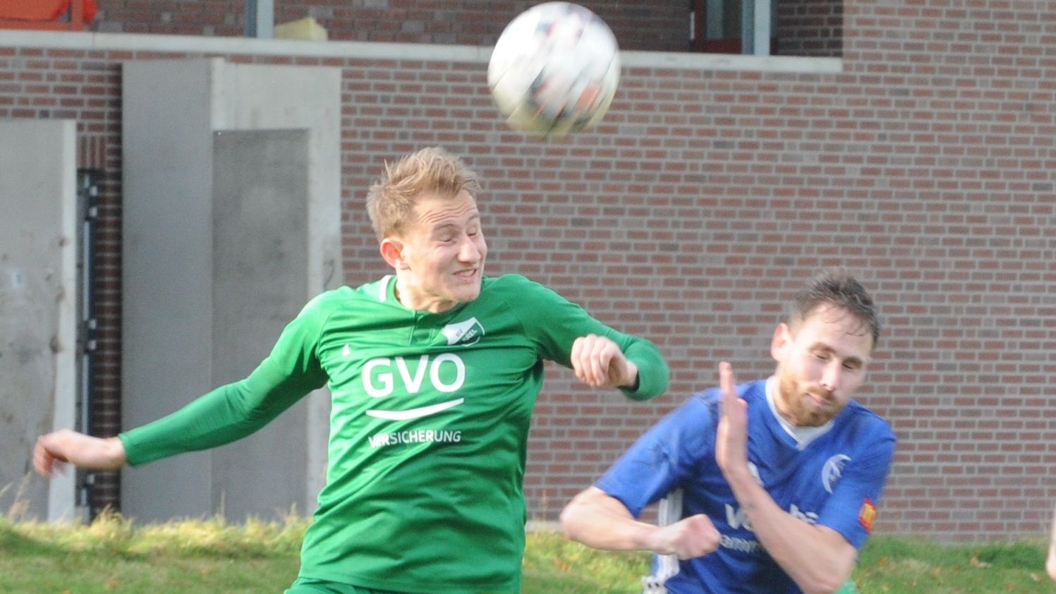 Kopfballstark: Der Garreler Linus Backhaus (links) setzt sich in dieser Situation gegen den Holdorfer Piet Risse durch. Foto: Bettenstaedt