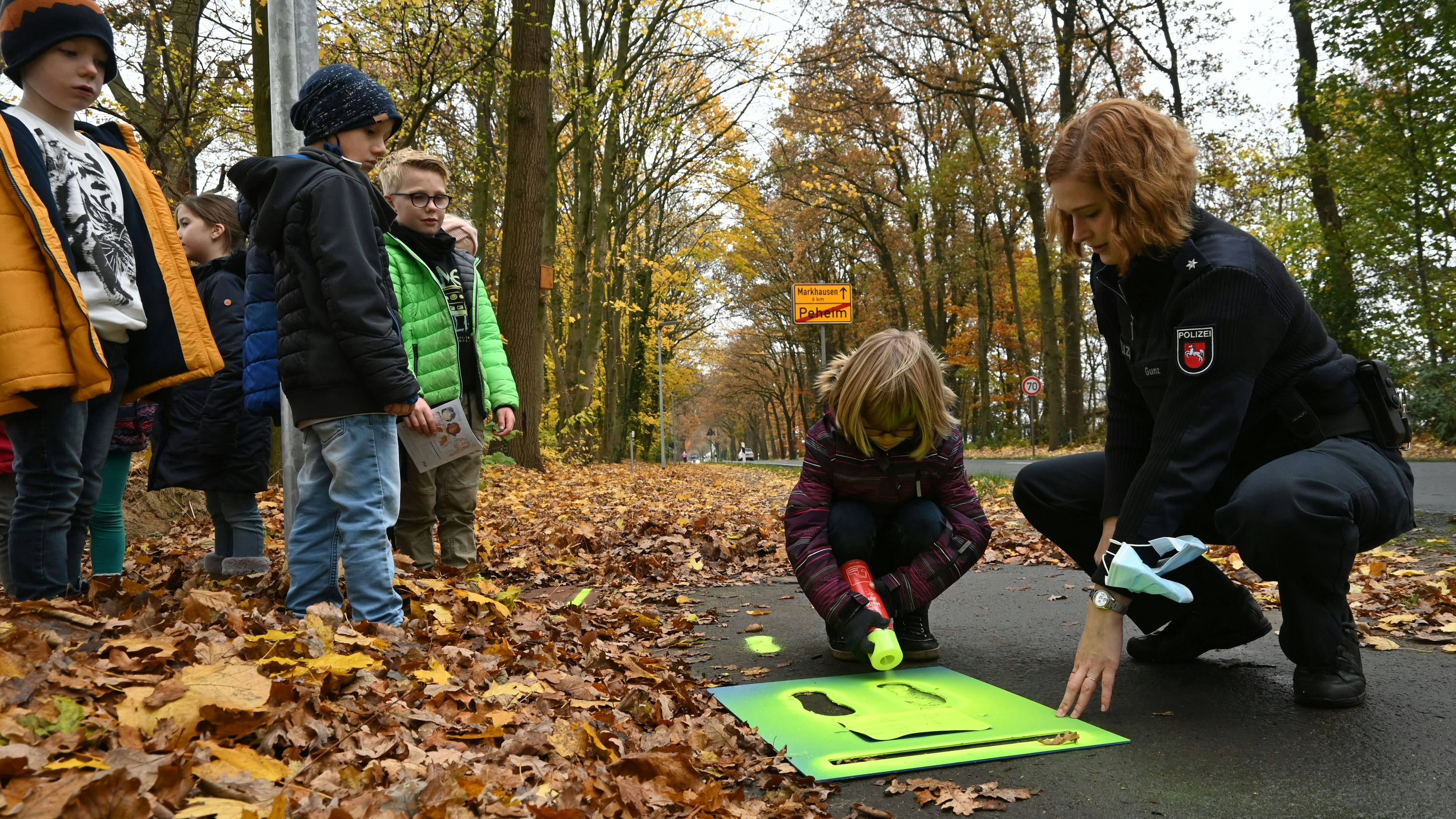 Die Kinder durften unter Anleitung von&nbsp;Polizeikommissarin Marina Gunz selber zur Sprühdose greifen und die Markierungen aufbringen. Foto: Vorwerk