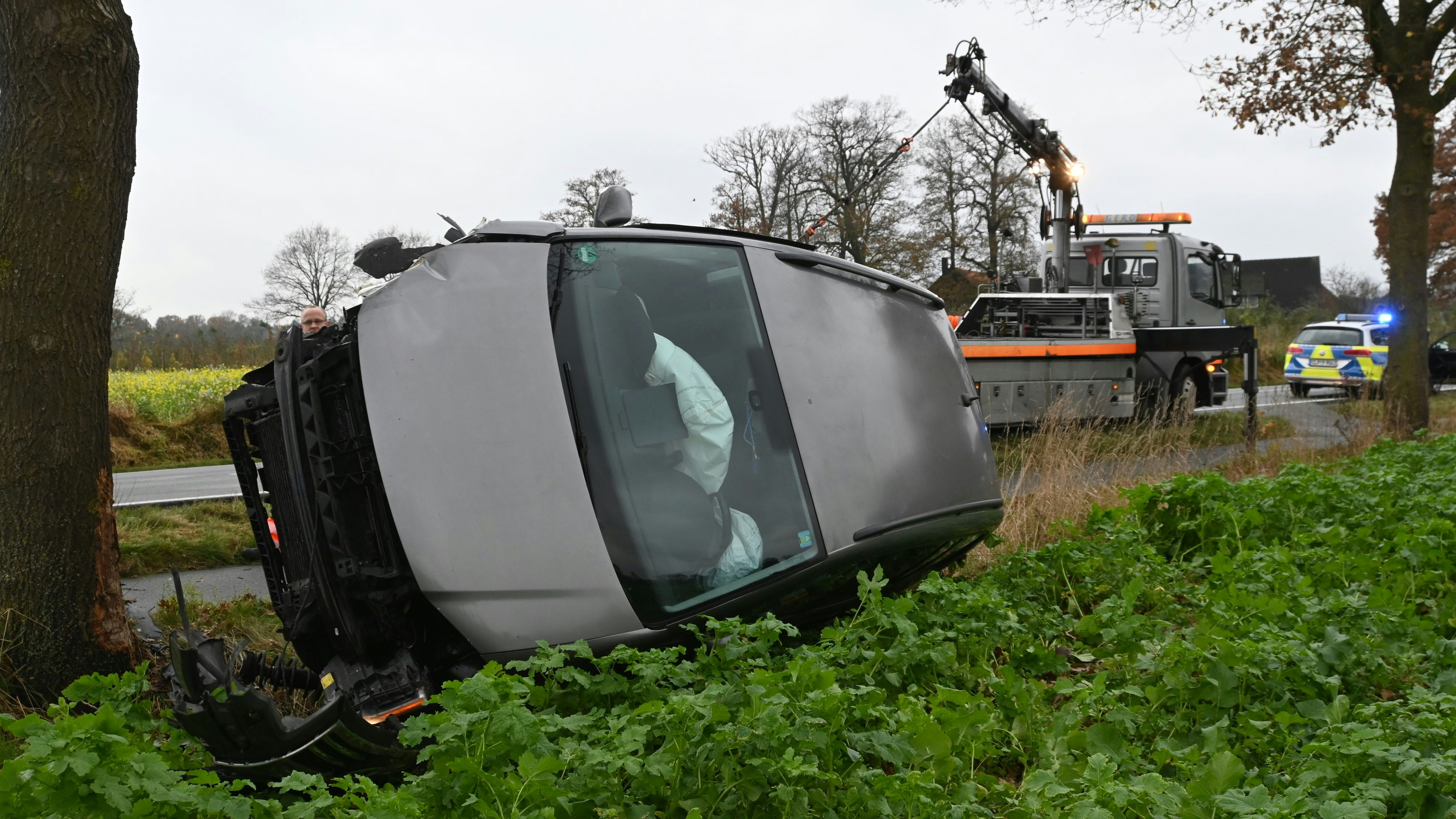 Auf der Seite blieb der Wagen liegen, nachdem er mit einem Baum kollidiert war. Foto: Thomas Vorwerk