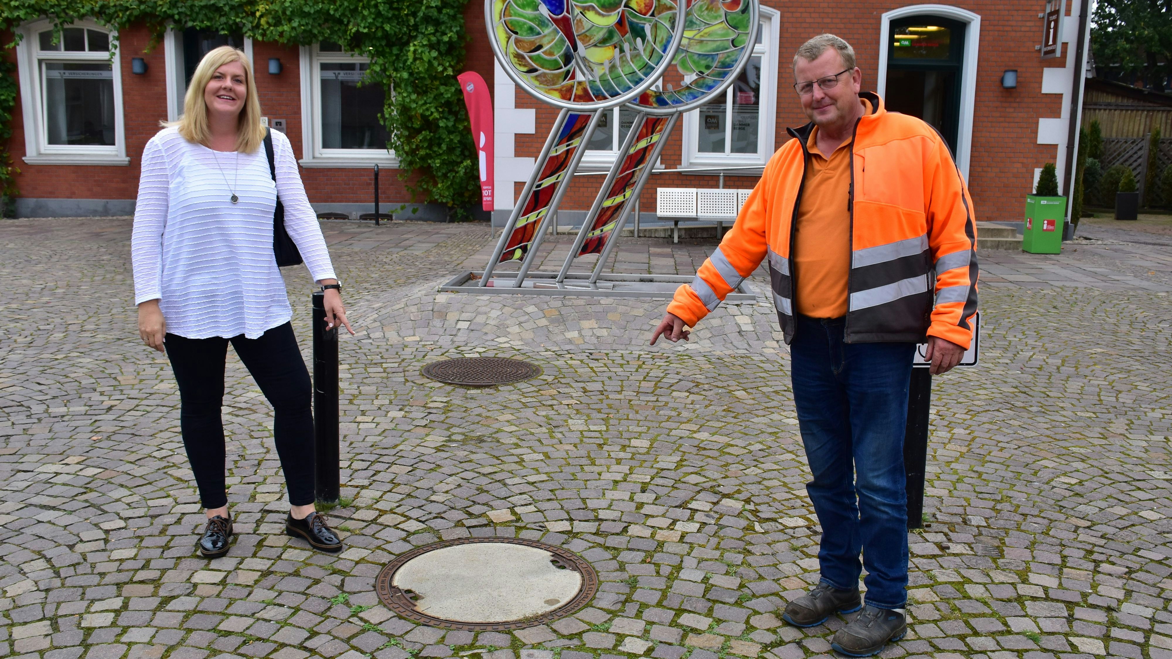 Da soll sie stehen: Eva Maria Deutschländer und Bernard kl. Hackmann hoffen auf eine gespendete Nordmanntanne. Foto: Lammert