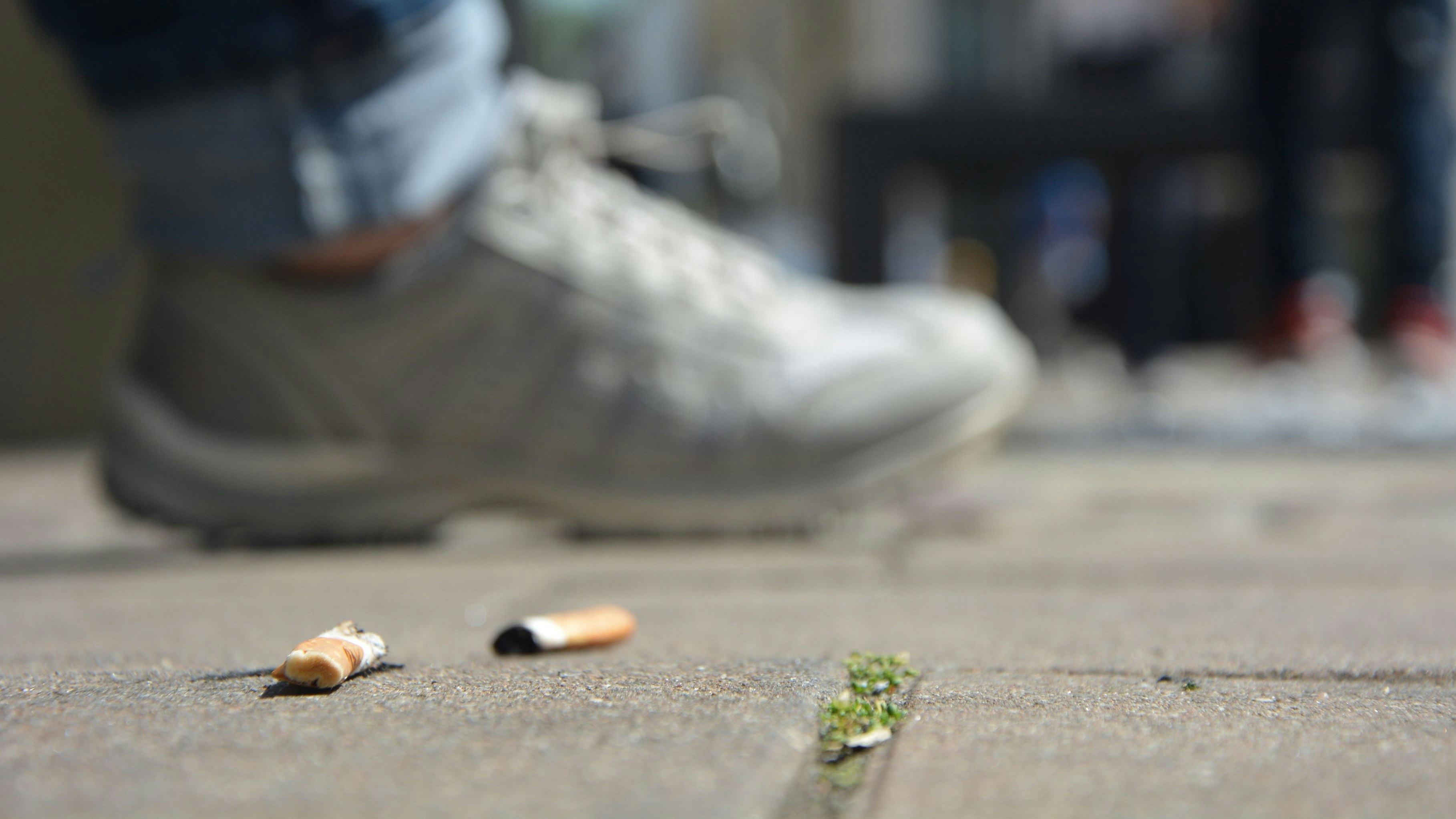 In der Fußgängerzone: Die SPD wollte das Wegwerfen von Zigarettenstummeln stärker sanktionieren. Foto: Hermes