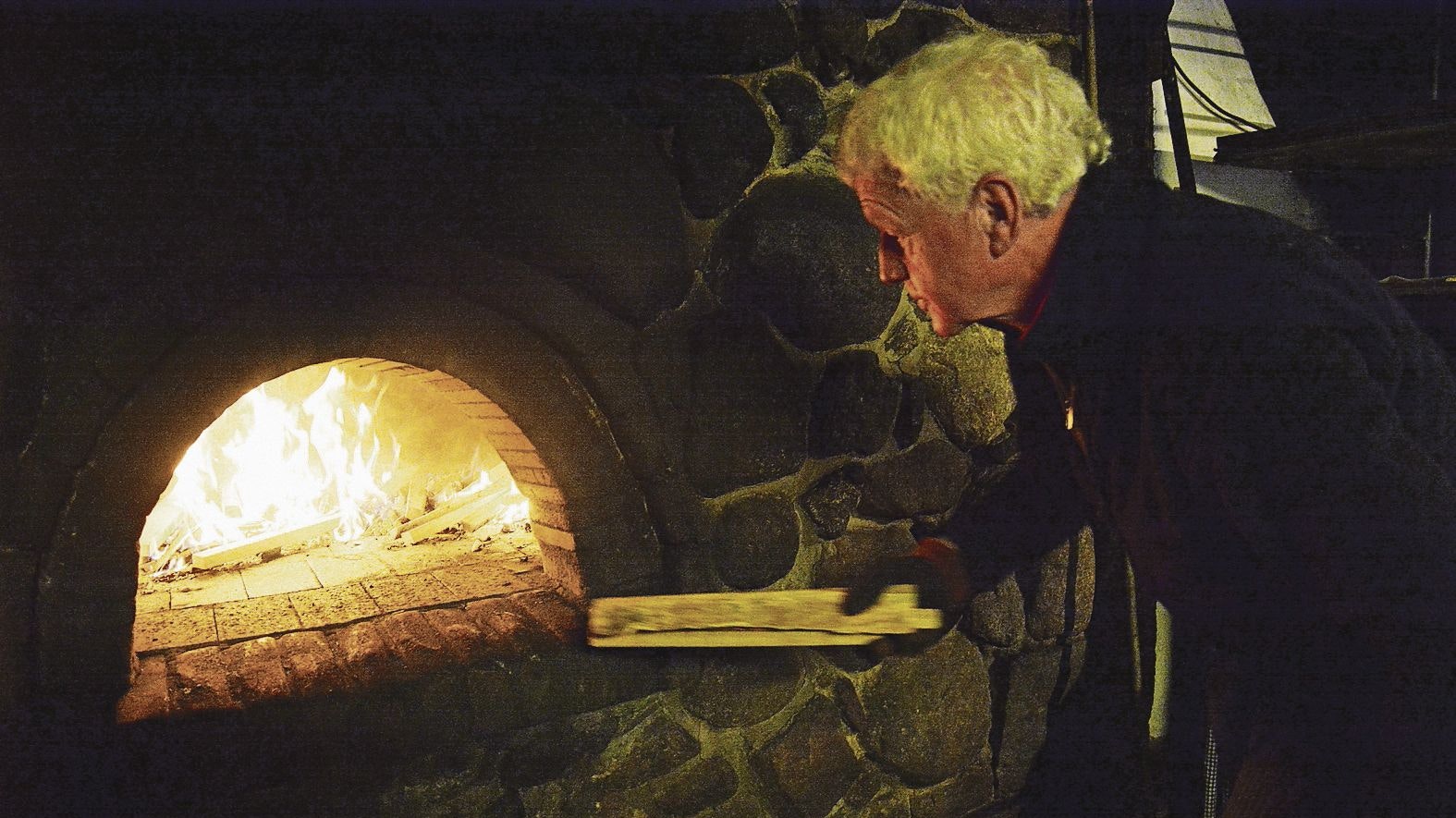 Mit Gefühl: Bäcker Heinrich Prante weiß genau, wie er mit dem historischen Steinofen umgehen muss. Foto: Hermes