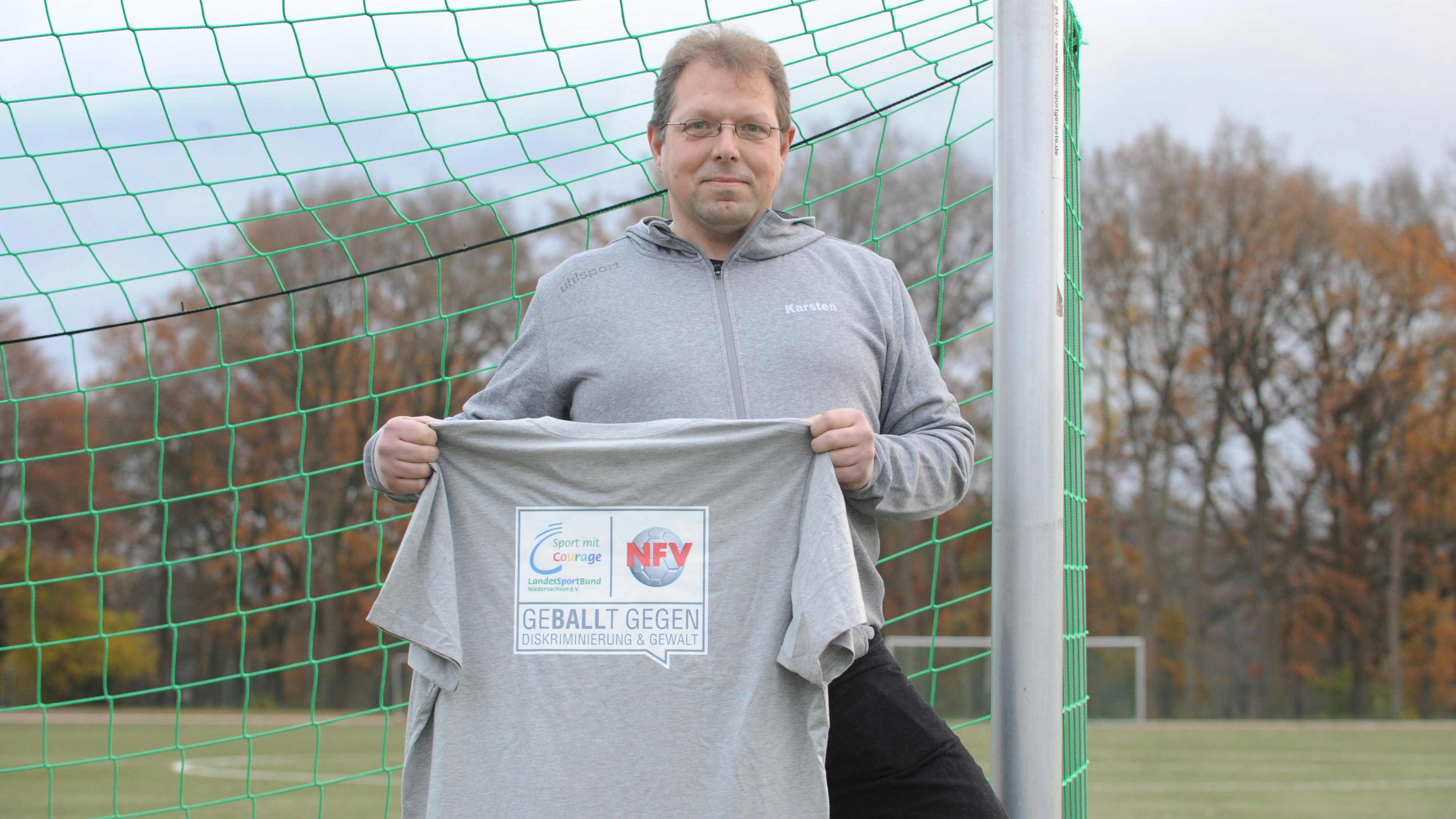 Ist bereit: Karsten Boll (45) aus Lastrup möchte seinen Teil dazu beitragen, dass es auf den Fußballplätzen in der Region so fair wie möglich zugeht. Foto: Bettenstaedt