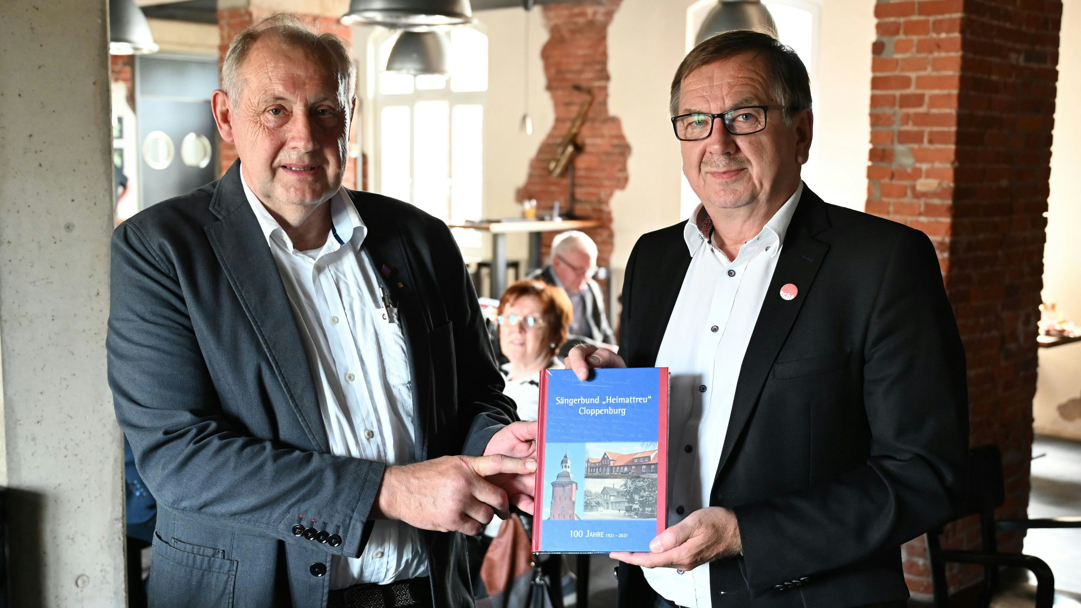 Heinrich Schrandt (links) und Bürgermeister Dr. Wolfgang Wiese. Foto: Hermes