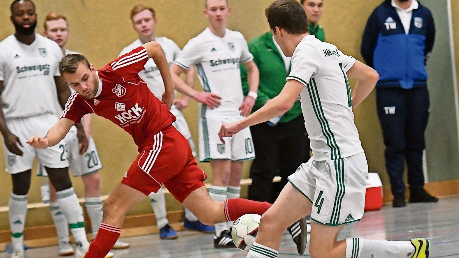 Umkämpft: Die Mannschaften von Gastgeber Hansa Friesoythe (weiße Trikota) und dem SV Thüle wollen auch dieses Jahr wieder um den Titel mitspielen. Foto: Wulfers