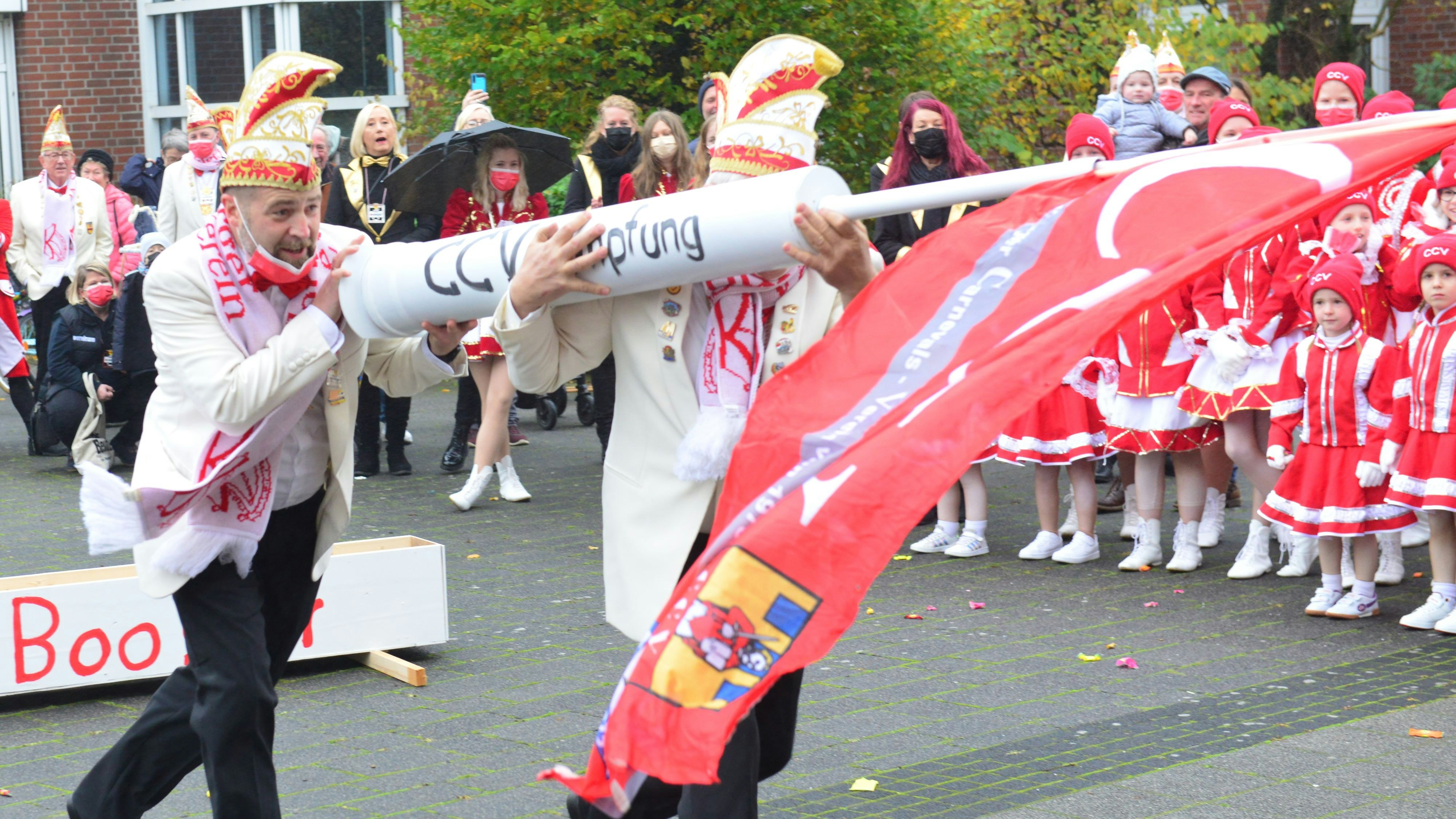 Überdimensionale Booster-Spritze: Die Carnevalisten überraschten Bürgermeister Neidhard Varnhorn, der mit seinen Verteidigern keine Abwehr entgegenzusetzen hatte. Foto: Heidkamp