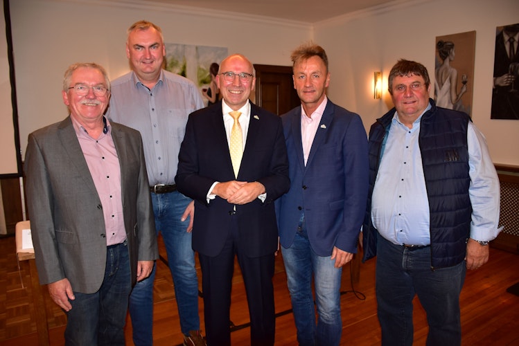 Lange im Rat: Gerd Muhle (Mitte) gratulierte (von links) Heiko Bertelt, Andreas Balster, Jürgen Kurzer und Heinrich Lehmkuhl.    Foto: Lammertbr