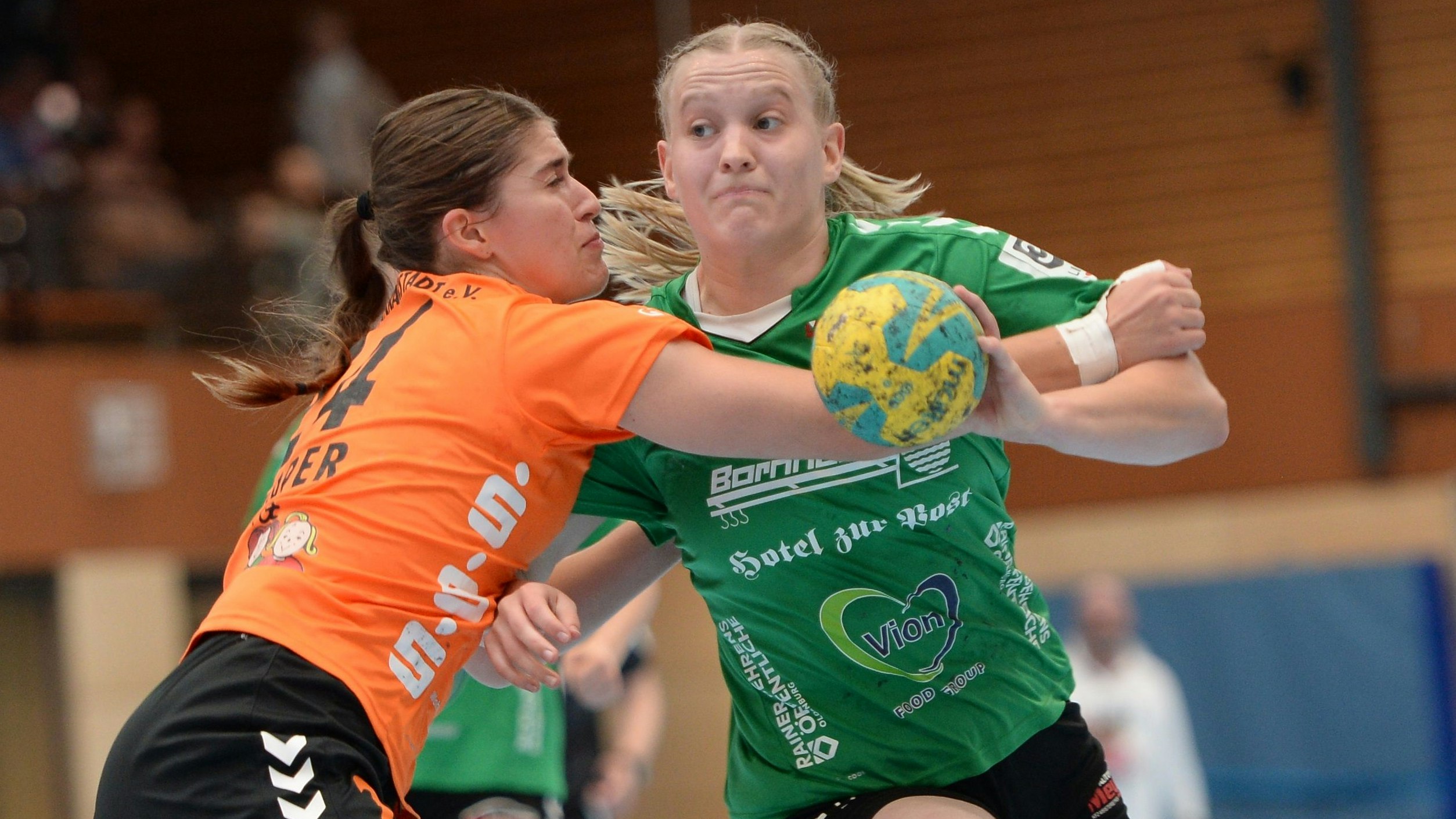 Matchwinnerin: Lisa Noack (am Ball) erzieltew in den Schlussekunden die letzen beiden Treffer für den BV Garrel zum 37:36-Sieg bei der HSG Blöomberg-Lippe II. Archivfoto: Langosch