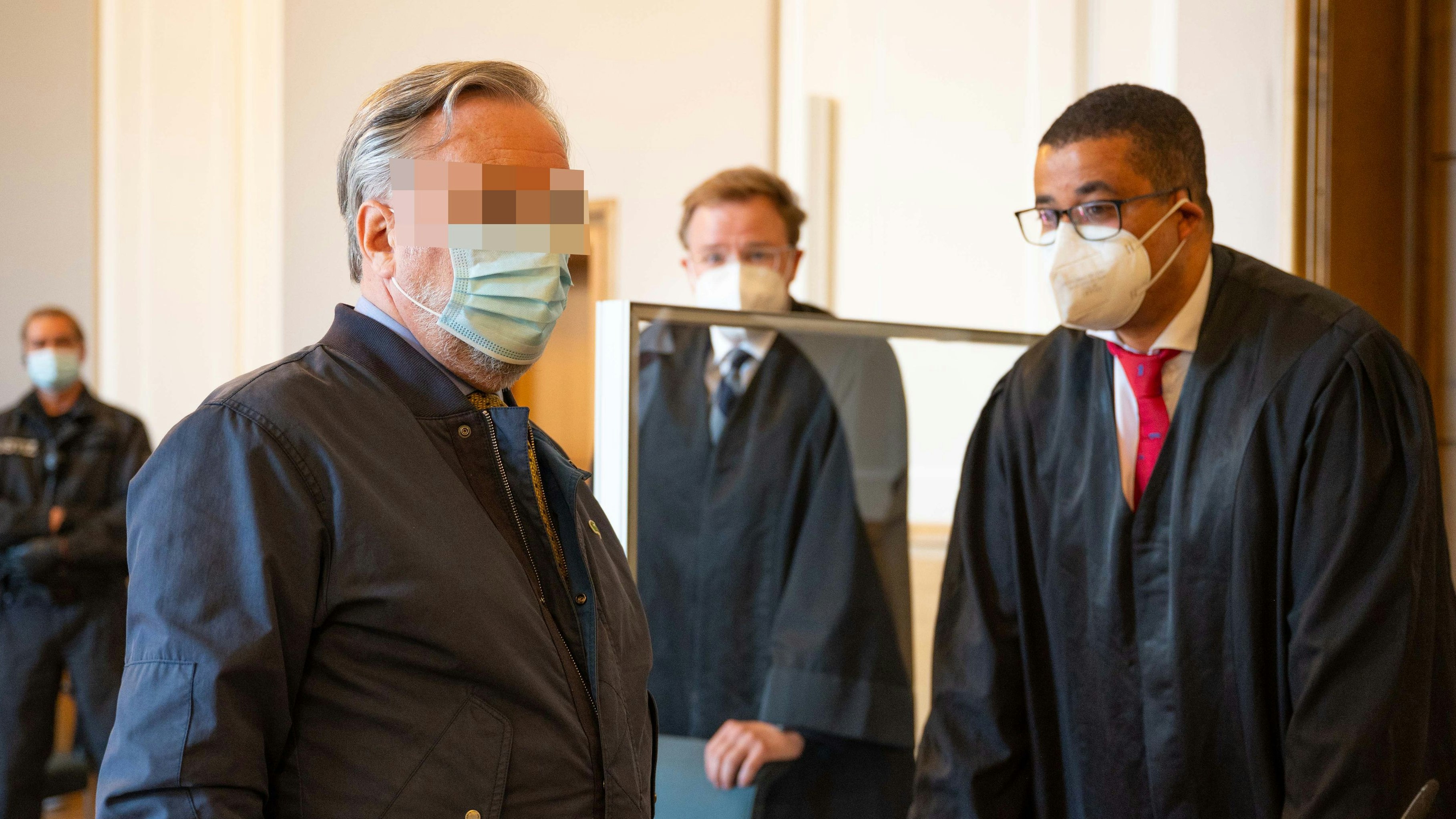 Ratlos wirkende Gesichter: Den Prozesstag hatten sich der einstige Holt-Finanzdirektor Heinz L. und seine Verteidiger sicher anders vorgestellt. Foto: M. Niehues