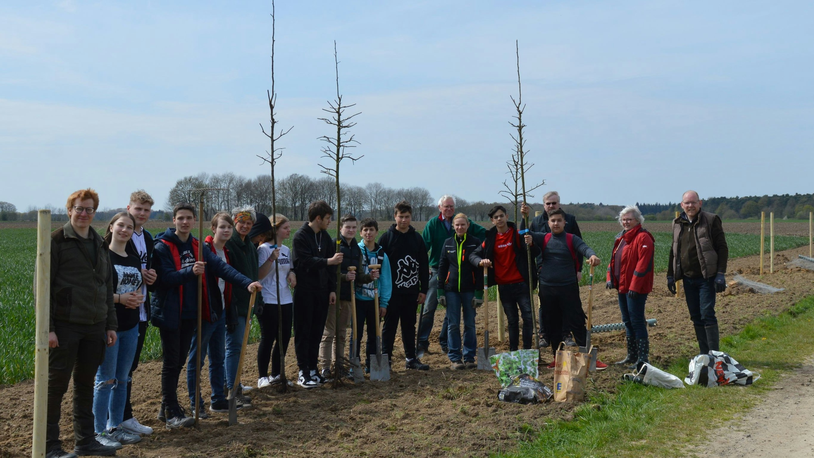 Tatkräftig mit angepackt: In Ambergen ist das erste Projekt bereits mit Unterstützung von Hegering, Schülerinnen und Schülern und weiteren Freiwilligen umgesetzt worden. So wurden rund 40 Obstbäume gepflanzt. Foto: Lehmkuhl