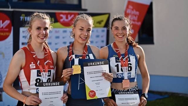 Auf dem Podest: Carolin Hinrichs (Mitte) setzte sich über 1500 Meter vor Ida Lefering (links) und Julia Rath durch. Foto: Armin Beyer