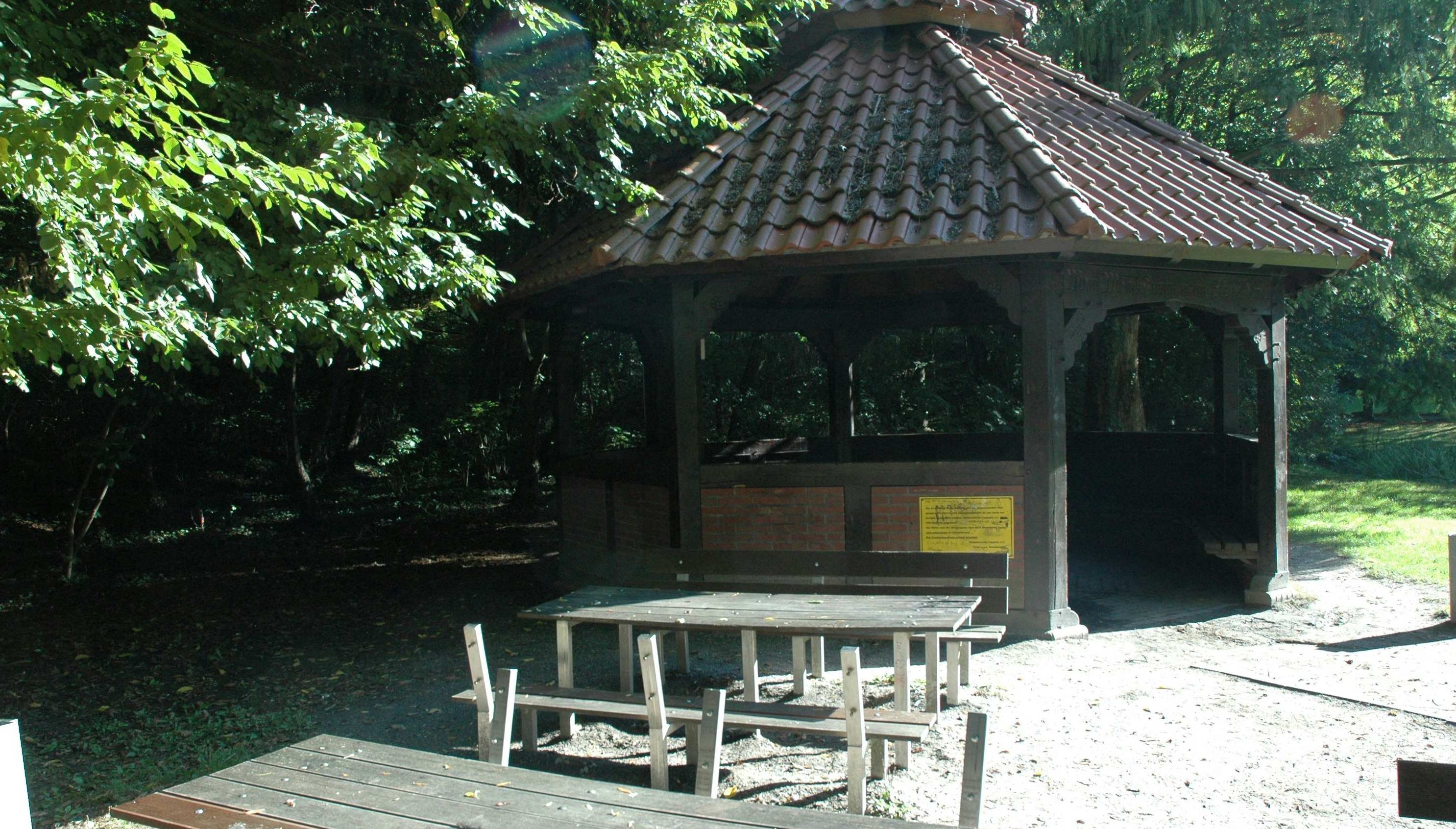 Bänke beschädigt, Hütte beschmiert: Der Grillpavillon auf dem Cappelner Dorfplatz ist oft das Ziel von Vandalen. Foto: Heinrich Kaiser