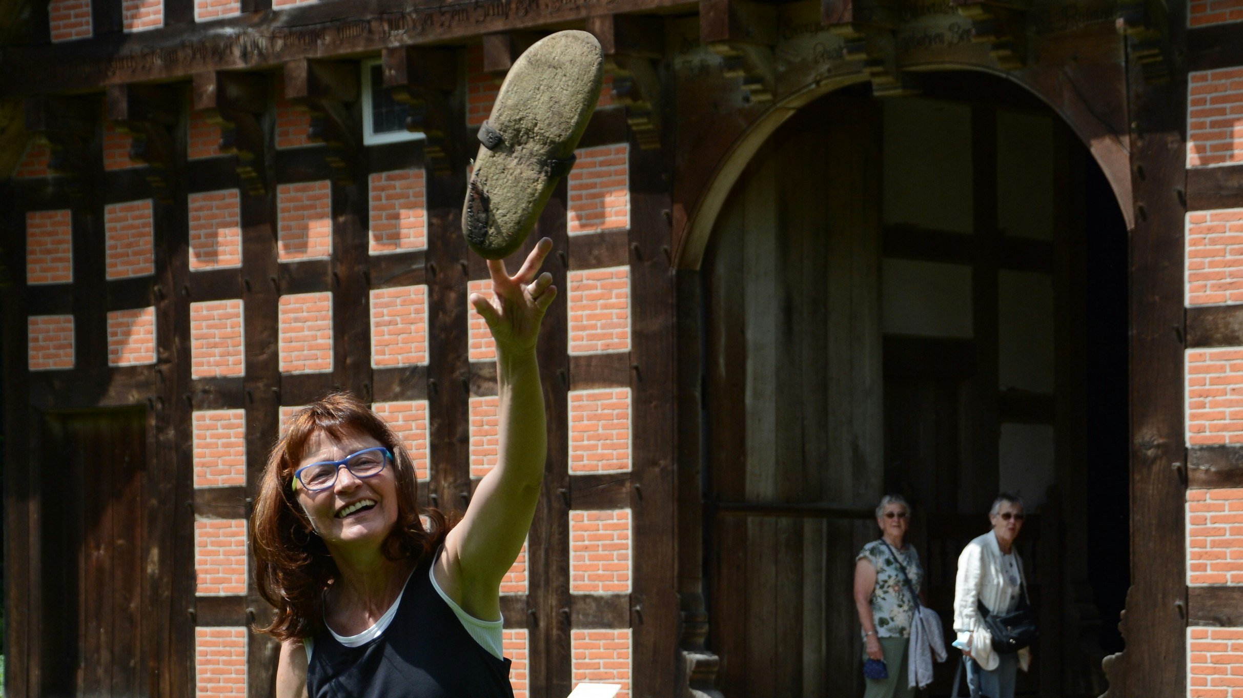 Neues Angebot: Museumspädagogin Maria Thien zeigt mit ihren Kolleginnen verschiedene Aktionen aus der füheren Alltagskultur, unter anderem Spiele wie das Holzschuhwerfen. Foto: Hermes