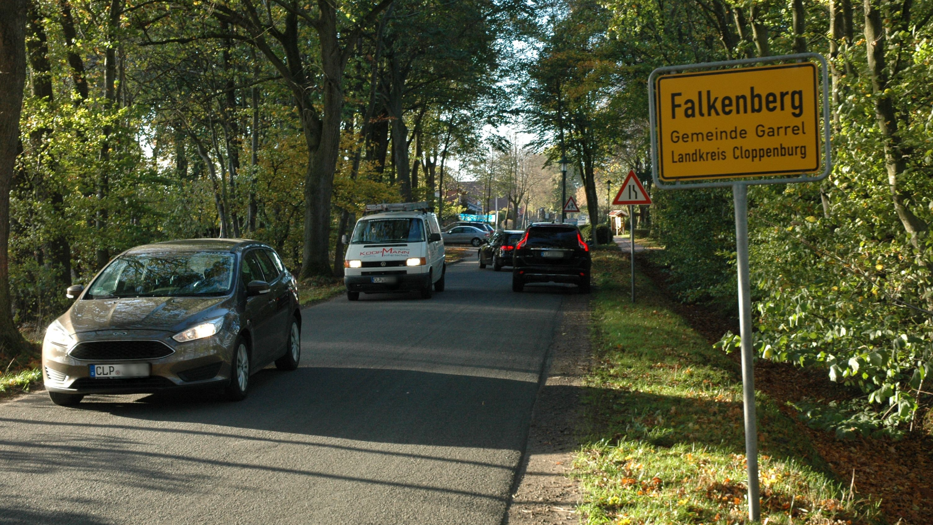 Viel Verkehr in Falkenberg: Ortskundige Autofahrer nehmen die Abkürzung über die Garreler Ortschaft statt der ausgeschilderten Umleitungsstrecke. Foto: Kaiser