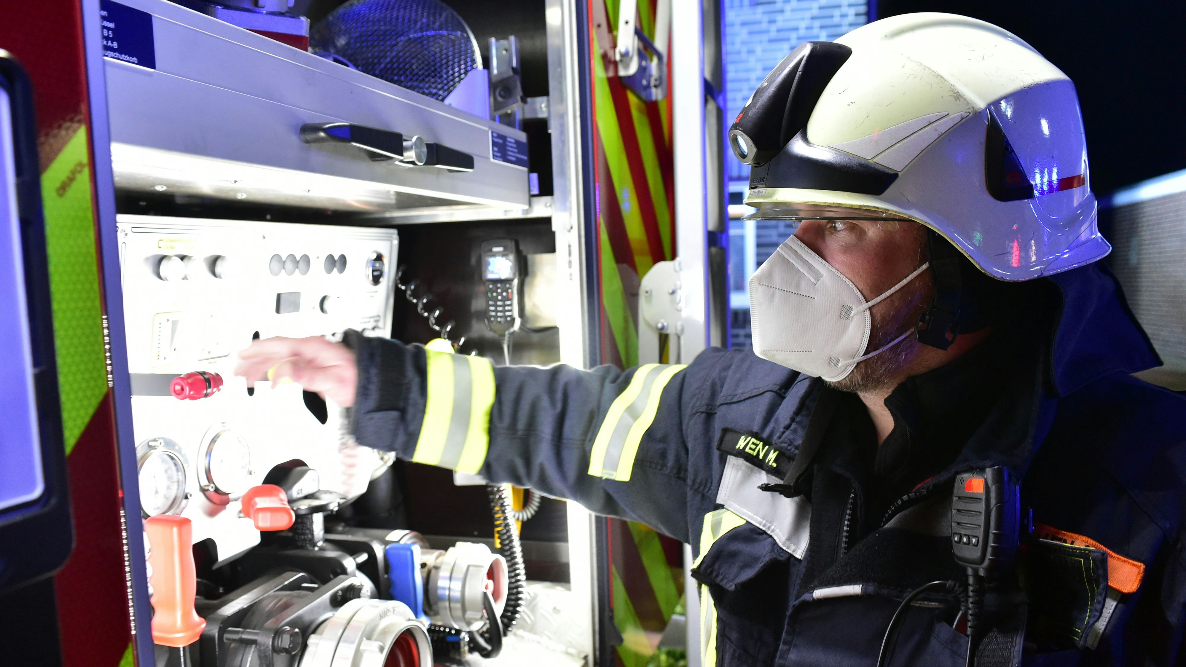 Maskenpflicht: Auch bei den Einsätzen tragen die Feuerwehrleute eine Mund-Nasen-Bedeckung. Symbolfoto: FFW CLP/Lichtfuß