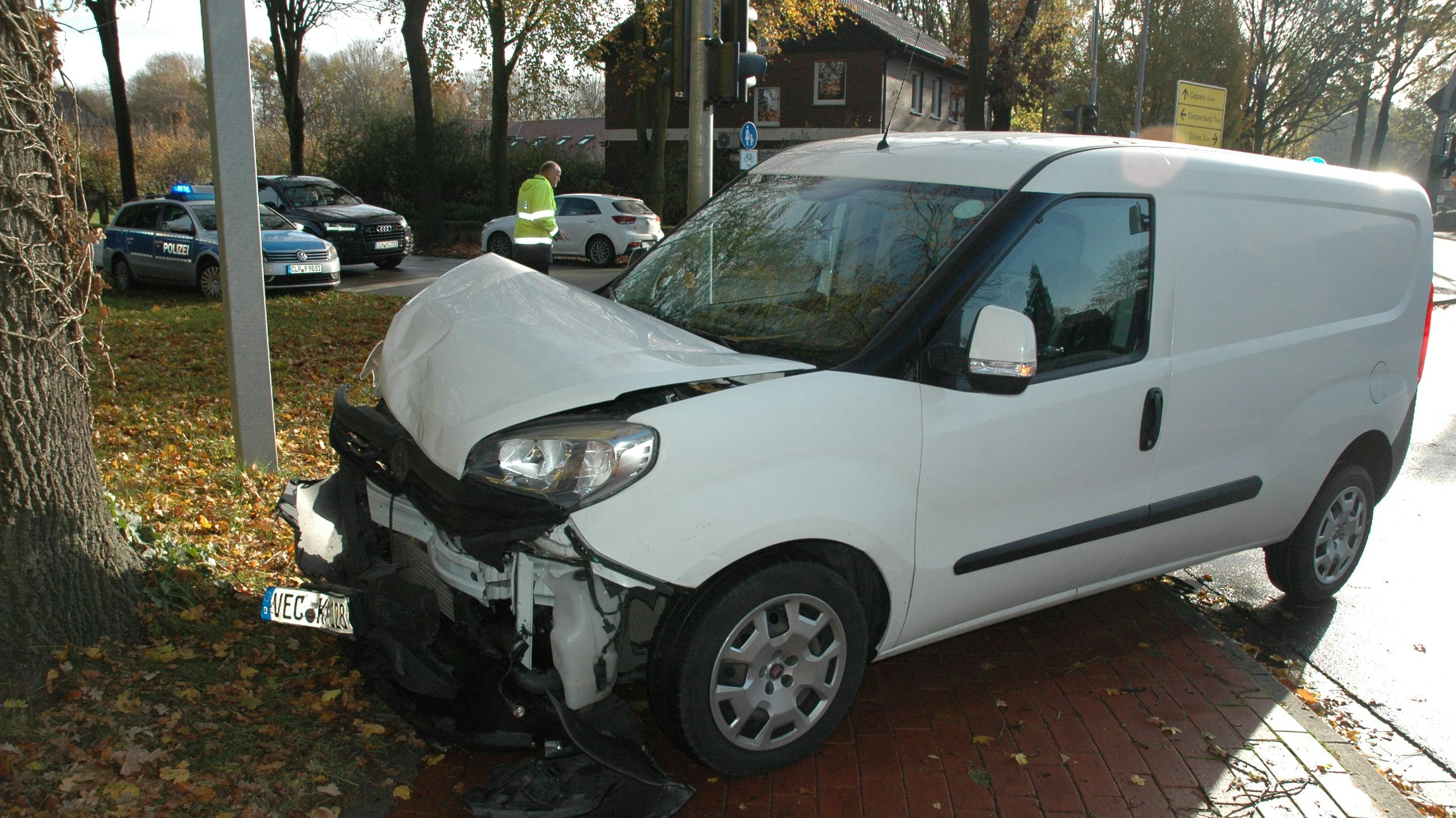 Frontal gegen einen Hyundai: Der Fiat des Lohners wurde bei dem Zusammenstoß stark beschädigt. Foto: Kaiser