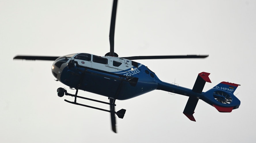 Auch ein Hubschrauber der Polizei war am Dienstag über der Gemeinde Emstek im Einsatz.   Foto: Vorwerk