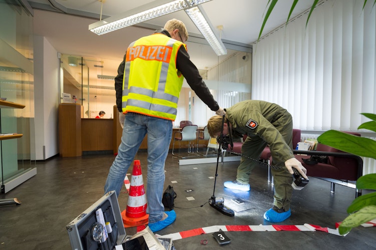 Spurensicherung: Nach Straftaten kommt auf die Beamten umfangreiche Ermittlungsarbeit zu. Foto: M. Niehues
