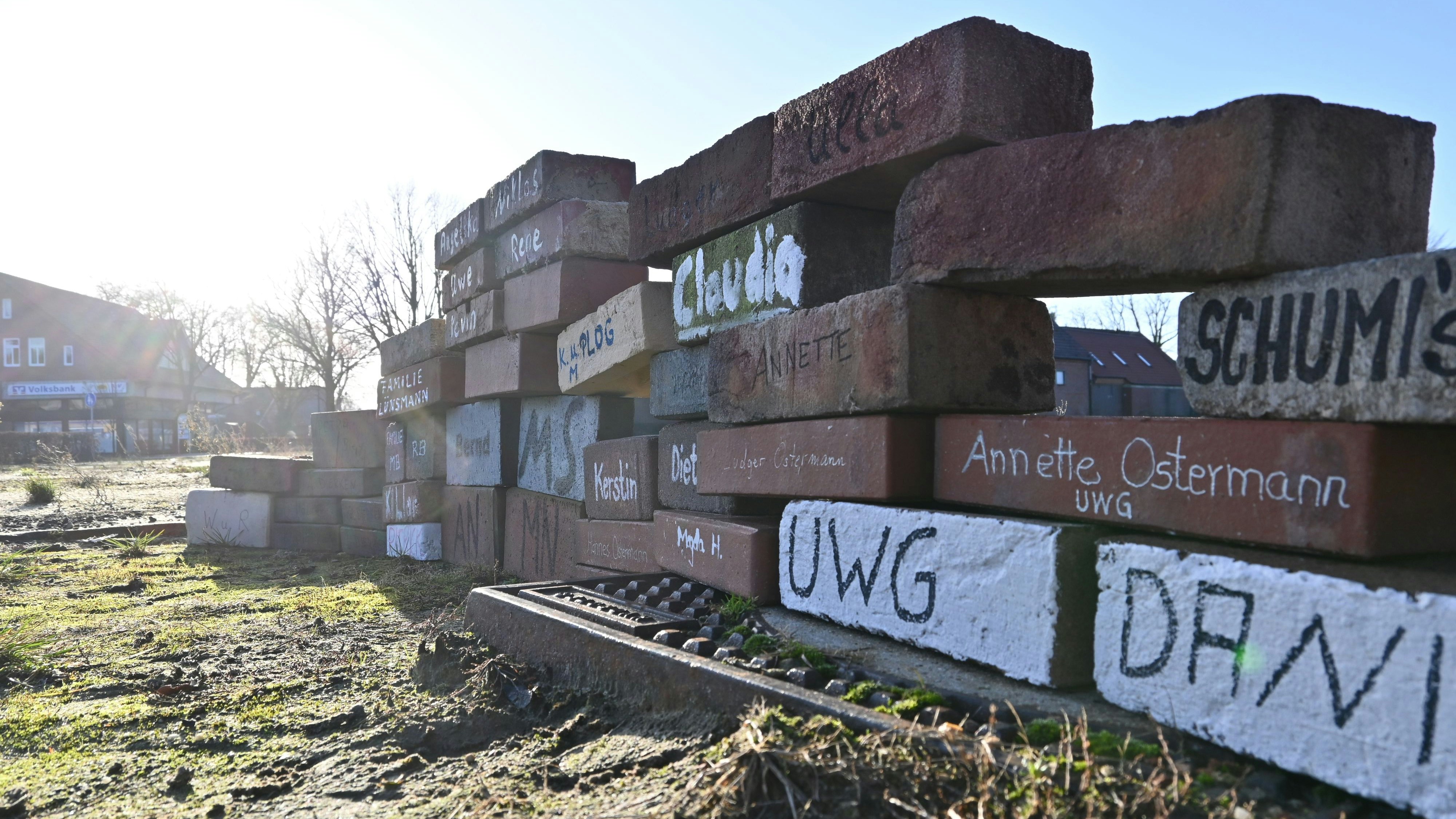 Grundsteine: Befürworter des Neubaus haben in der Ortsmitte ein symbolisches Zeichen gesetzt. Foto: Vorwerk