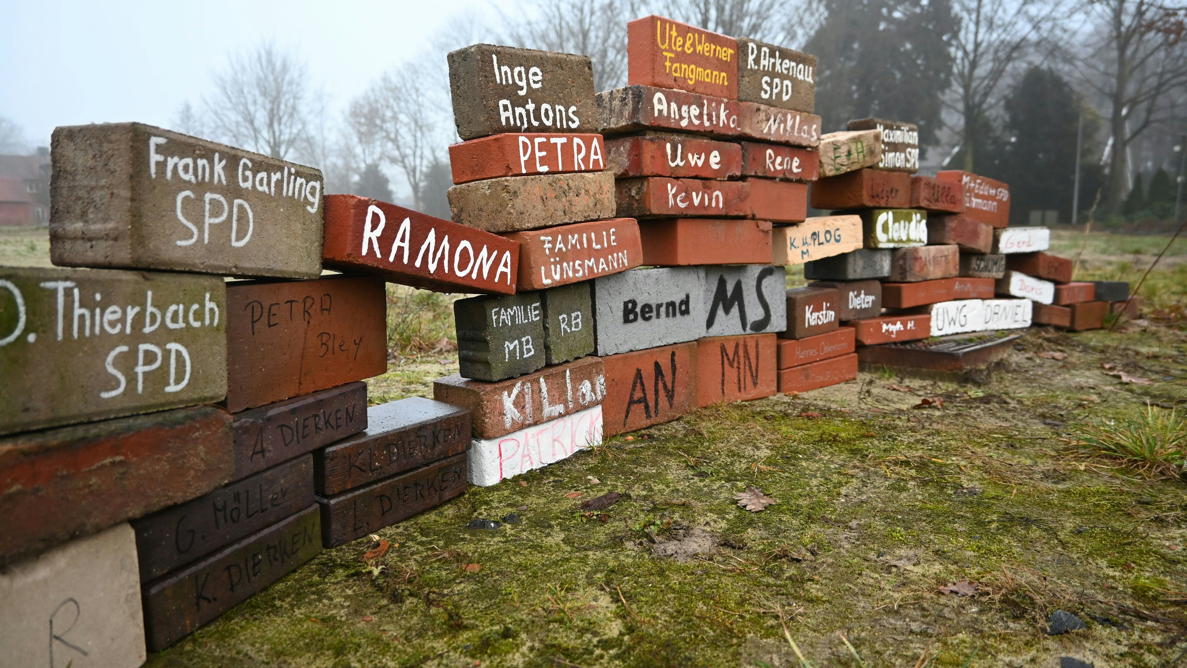 Wollen den Neubau: Zahlreiche Einwohner Cappelns haben ein Zeichen gesetzt und ihren Namen auf einen Stein geschrieben, den sie in der Ortsmitte platziert haben. Foto: Vorwerk