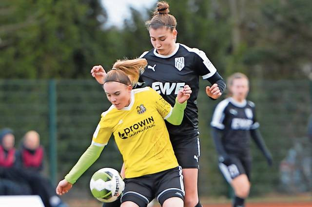 Auf dem Sprung: BVC-Spielerin Jana Radosavljevic (schwarzes Trikot, im Spiel gegen Saarbrücken) hat ihr Debüt in der neuseeländischen Nationalmannschaft gegeben. Foto: Langosch