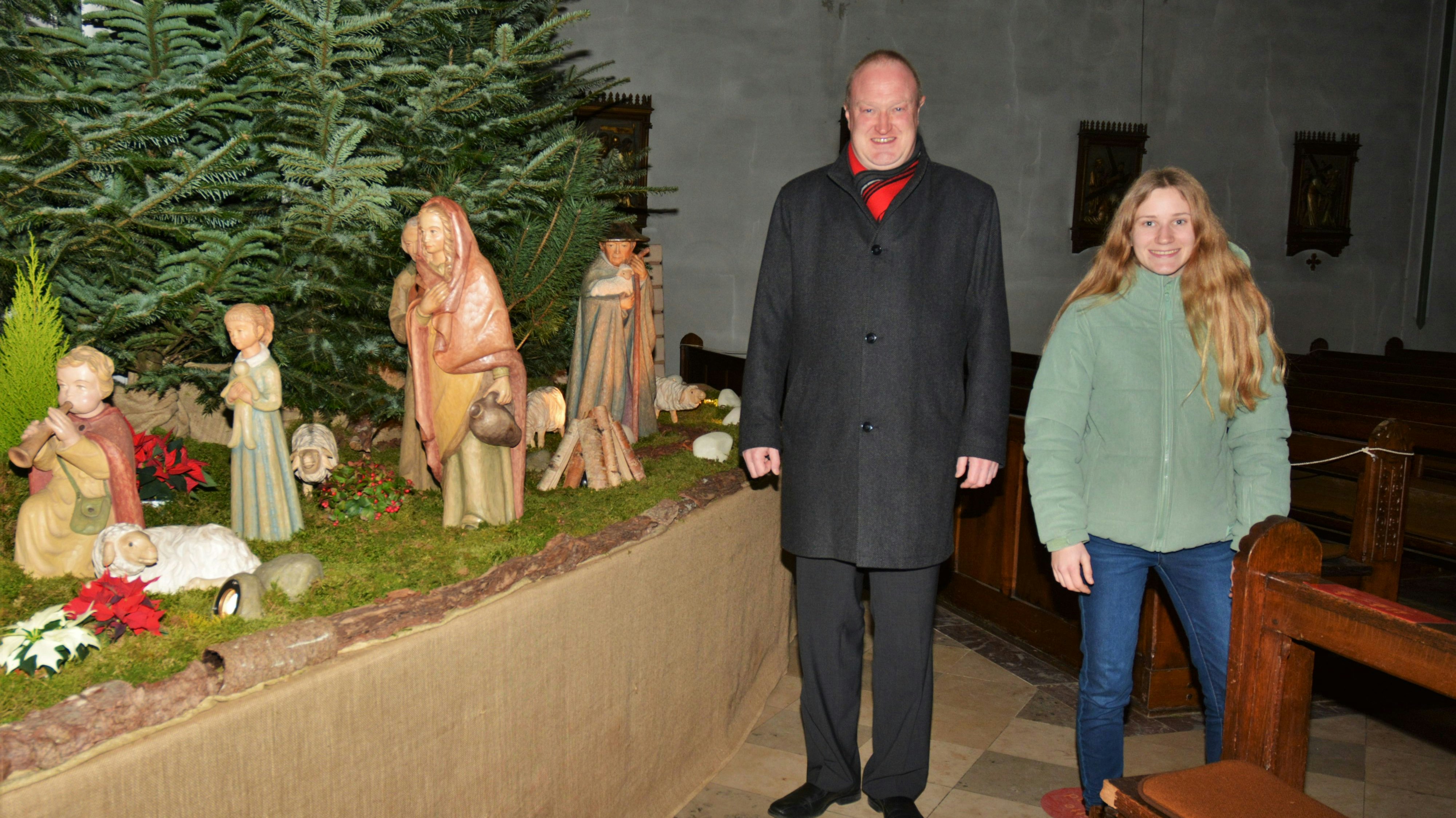 Freuen sich auf die Besucher in den Weihnachts-Messen: Pastor Heiner Zumdohme und FSJlerin Anna Lagemann. Foto: E. Wenzel