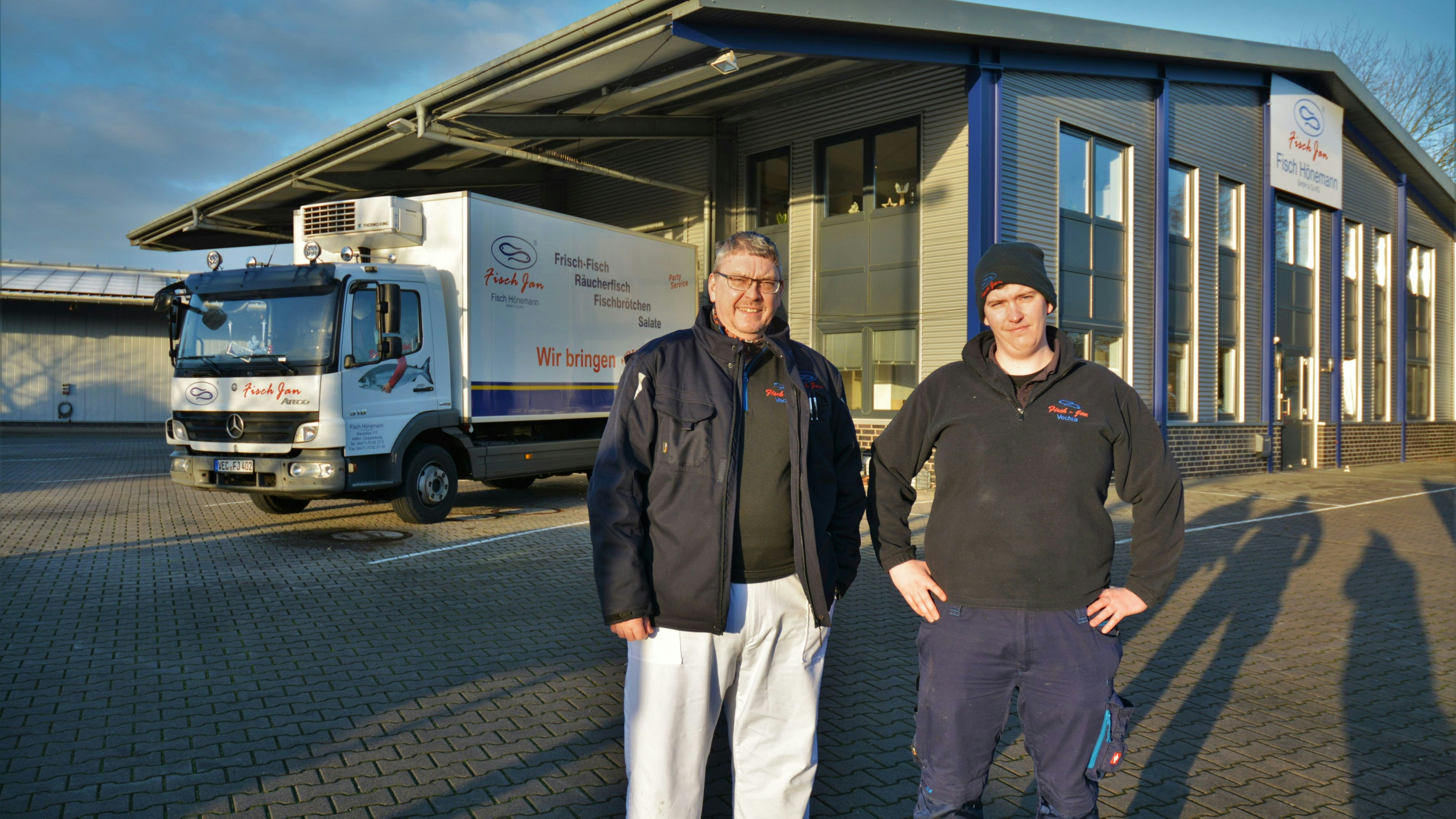 Das Vater-Sohn-Duo am Hauptsitz in Cloppenburg: Jan-Bernd und Jan-Jonas Hönemann stellen den stationären Verkauf ein. Foto: E. Wenzel