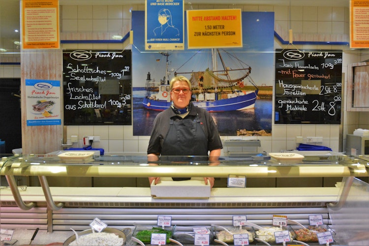 Seit Eröffnung des Ladens im Famila verkauft Annegret Neemann die Meerestiere. Nun wird sie auf Tour gehen. Foto: E. Wenzel