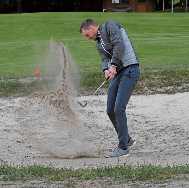 Meister seines Fachs: Den Golfball aus einem sogenannten Bunker zu „schaufeln“, stellt Michael Behrens nicht wirklich vor Probleme. Foto: Bettenstaedt