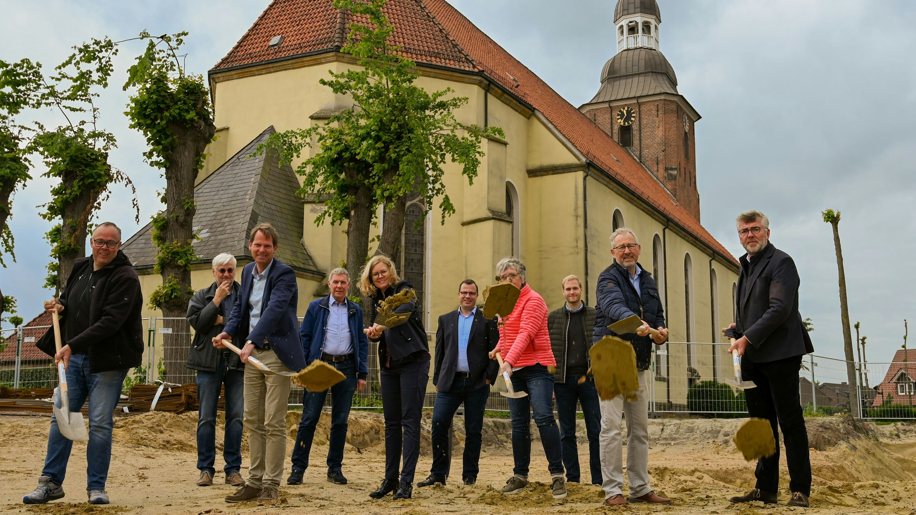 Spatenstich: Der Bau des Pfarrheims bei der Andreaskirche wurde am Dienstag offiziell eingeläutet. Foto: Hermes
