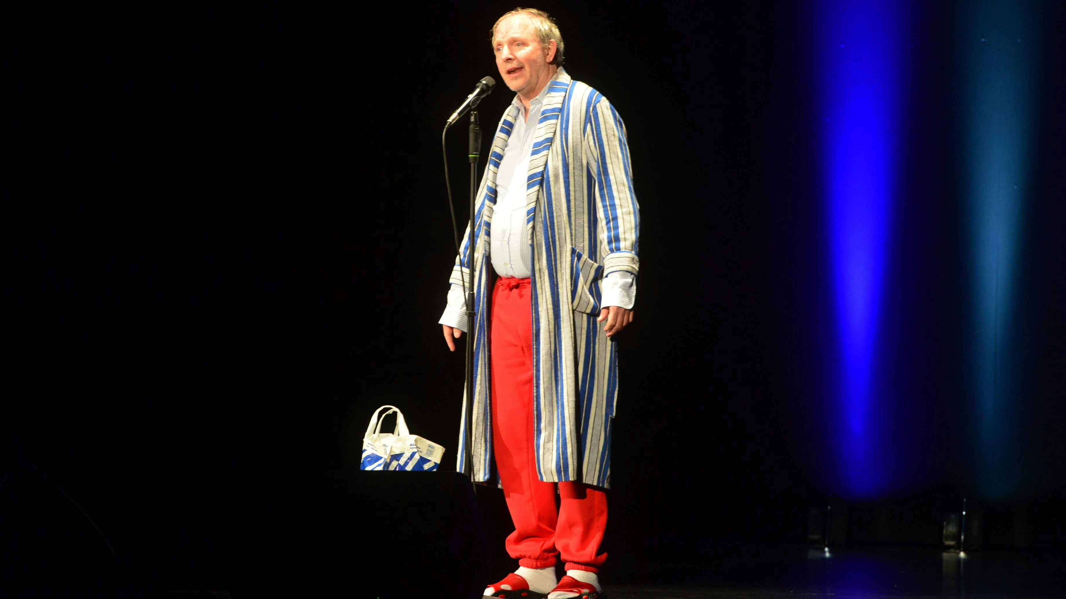Dittsche im typischen Outfit: Comedian Olli Dittrich gastierte mit seinem Programm in der "muggeligen" Stadthalle Cloppenburg vor nicht ganz ausverkauftem Haus.&nbsp; &nbsp;Foto: Heidkamp
