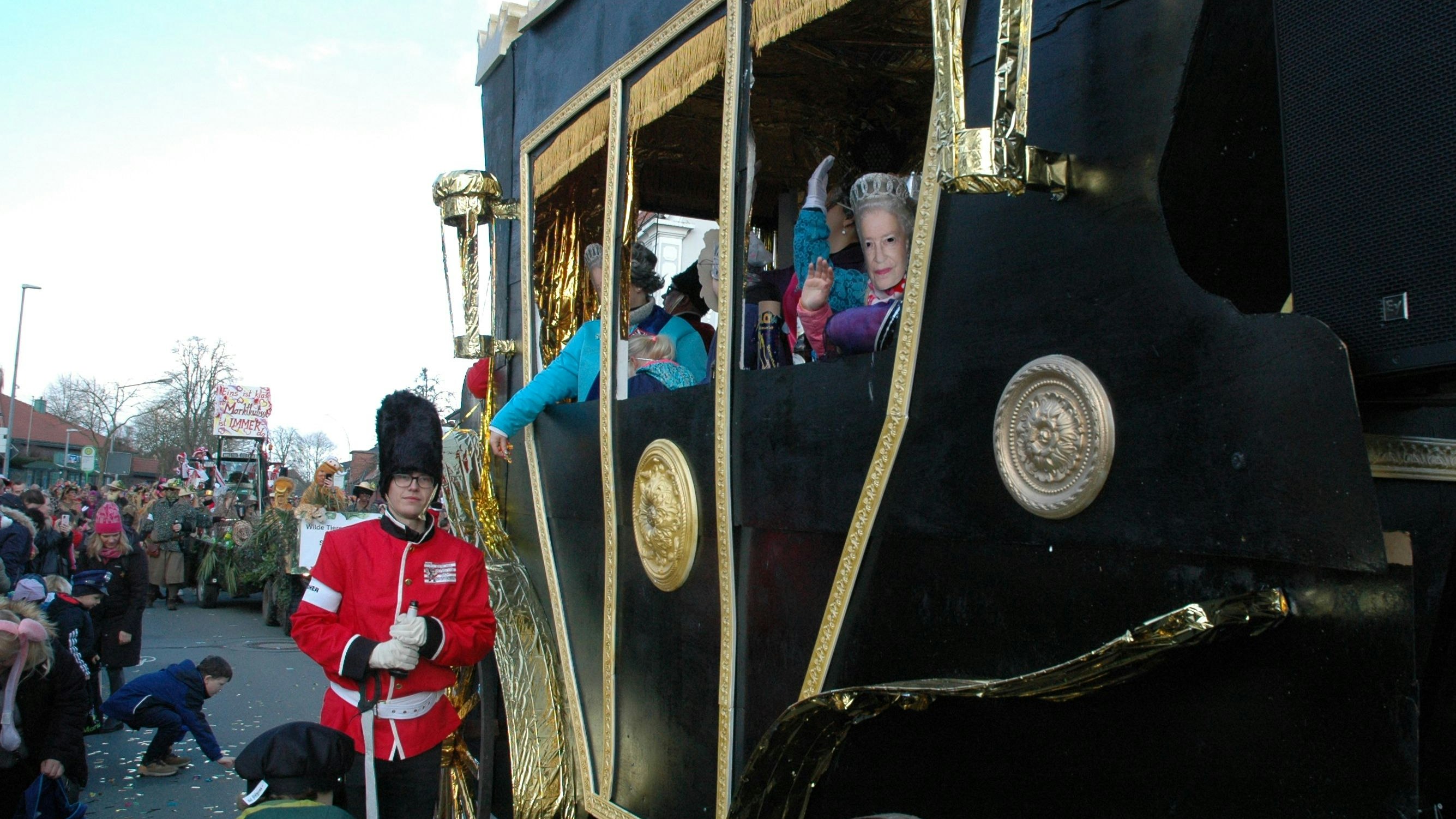 Regiert in Goldenstedt posthum weiter: Queen Elizabeth winkt aus dem preisgekrönten Themenwagen. Foto: H. Kaiser