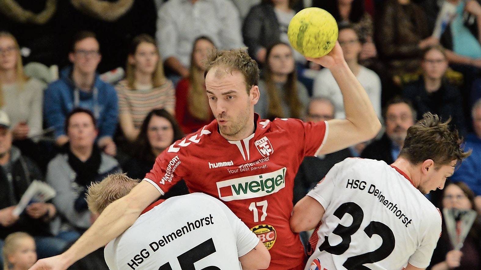Die Hand am Ball: Cloppenburgs Handballer (Mitte Matthias Andreßen) hoffen möglichst bald wieder ins Mannschaftstraining einsteigen zu können. Foto: Langosch