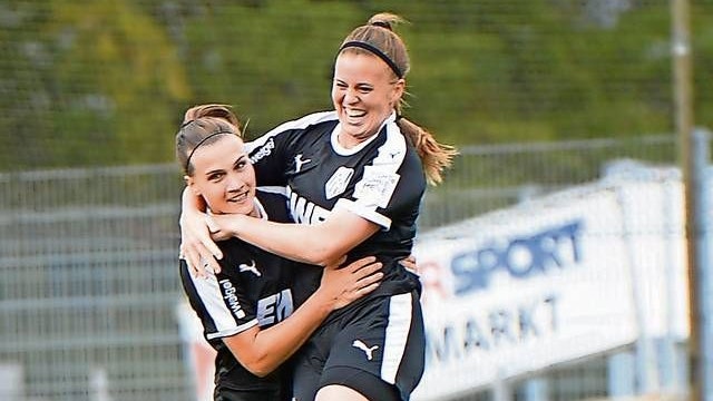 Drei Jahre im BVC-Dress: Für die Cloppenburger Fußballerinnen absolvierte die Offensivspielerin  Jannelle Flaws (rechts) 68 Zweitliga-Partien, in denen sie 25 Treffer erzielte. Foto: Langosch