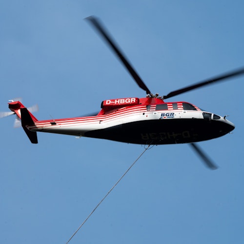 Auffälliger Hubschrauber der Bundesanstalt: 4 Rotorblätter sollen für einen leisen und Vögel schonenden Flug sorgen. Foto: M. Niehues
