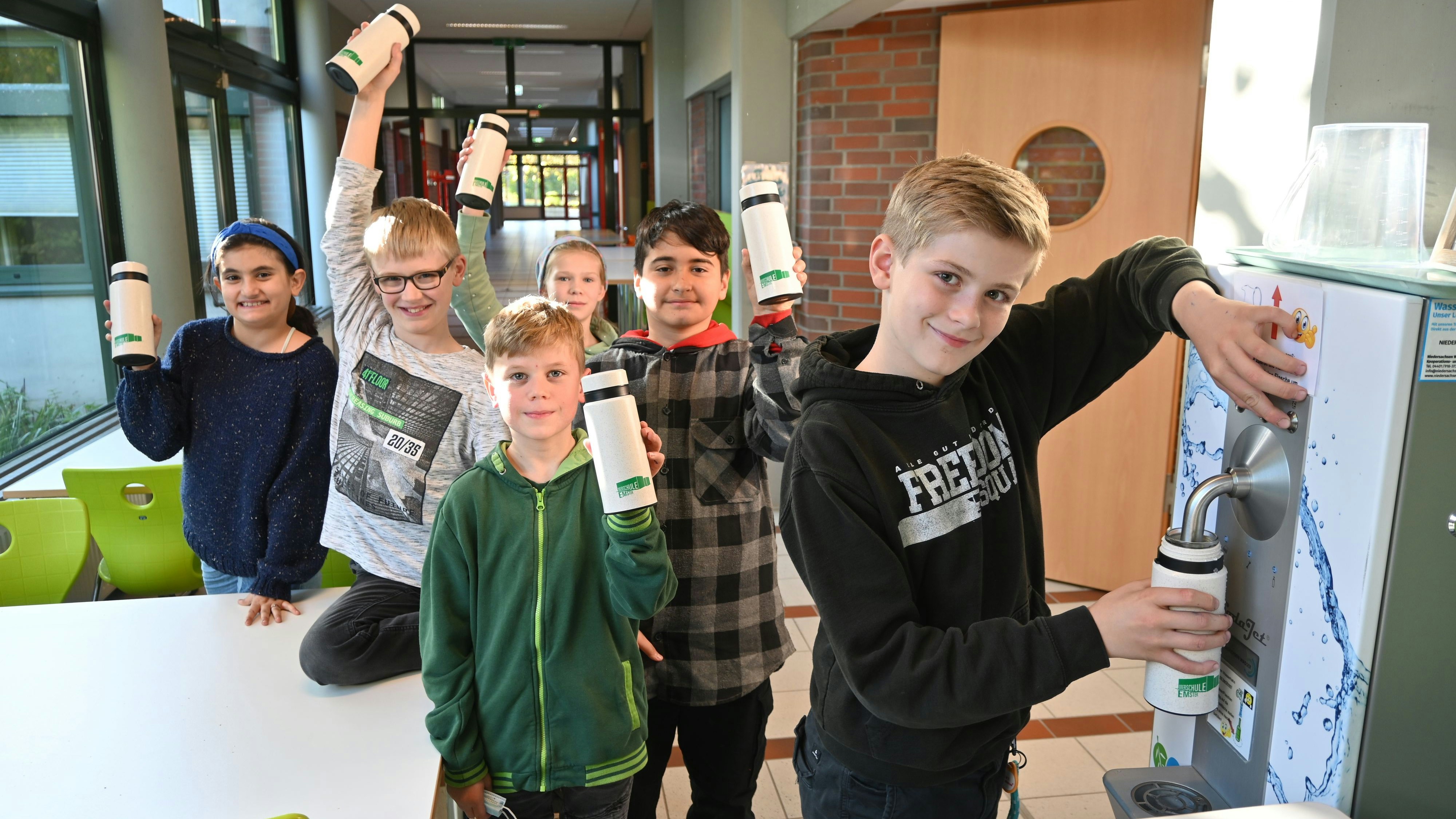 Frisch gezapft: Die ersten Schüler haben ihre neuen Trinkflaschen gleich ausprobiert. Foto: Thomas Vorwerk
