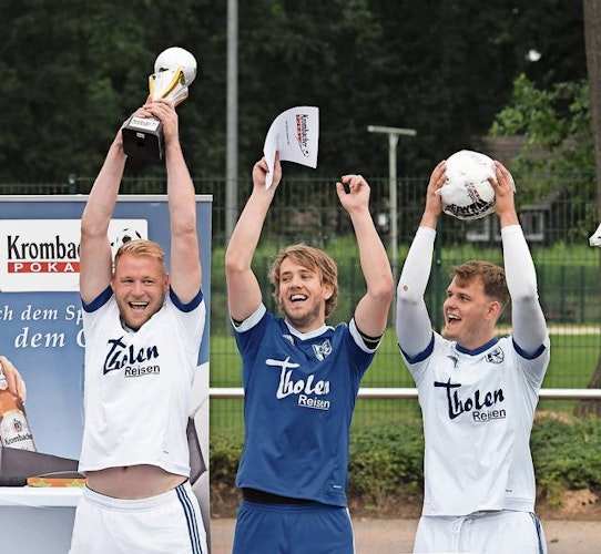 So sehen Sieger aus: Stefan Brünemeyer (von links), Joscha Wittstruck und Jan-Philipp Plaggenborg jubeln bei der Siegerehrung. Foto: Wulfers