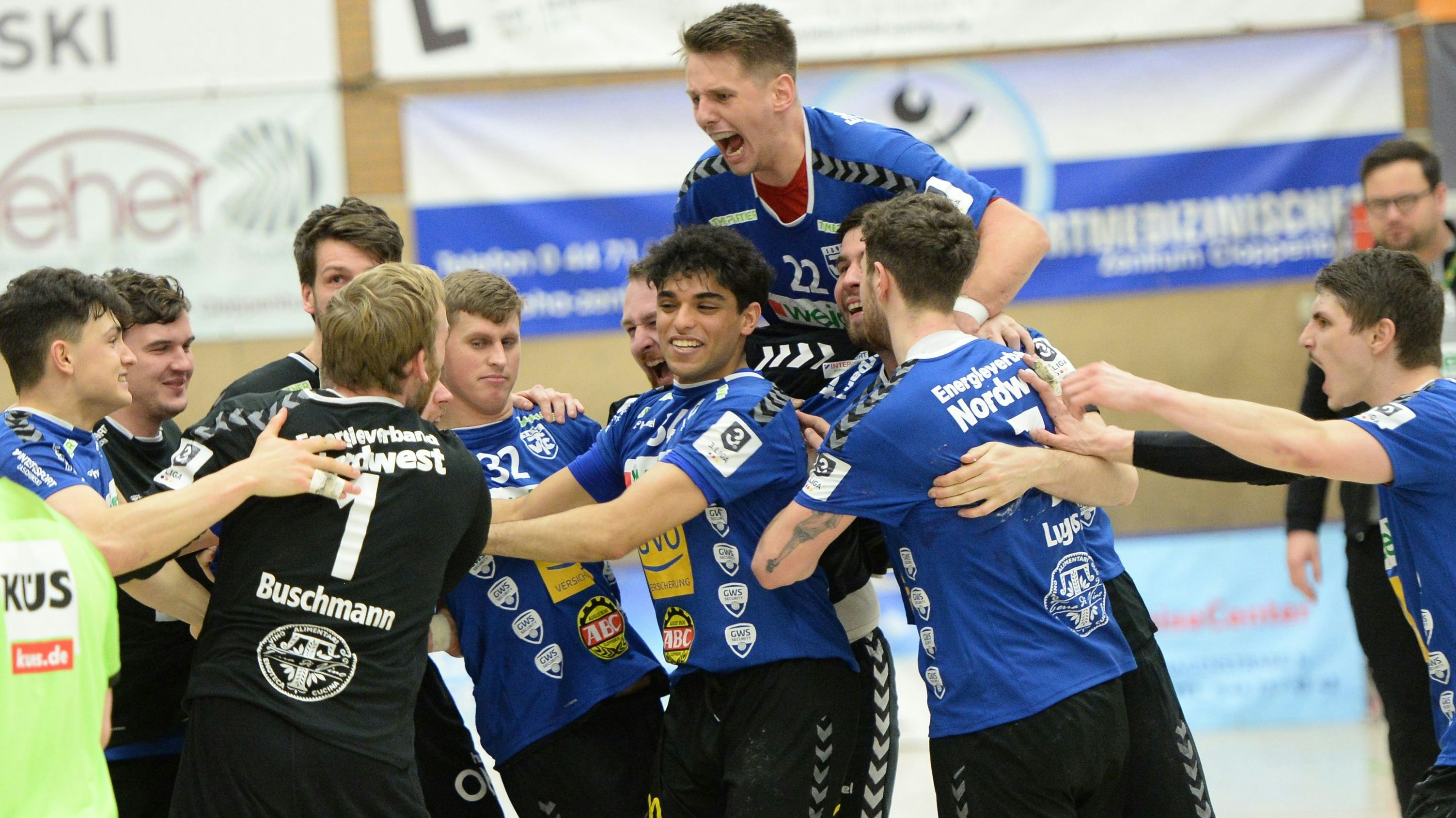 Riesenfreude bei den TVC-Handballern nach Punktgewinn gegen Ahlen. Die Partie endete 36:36. Foto: Langosch
