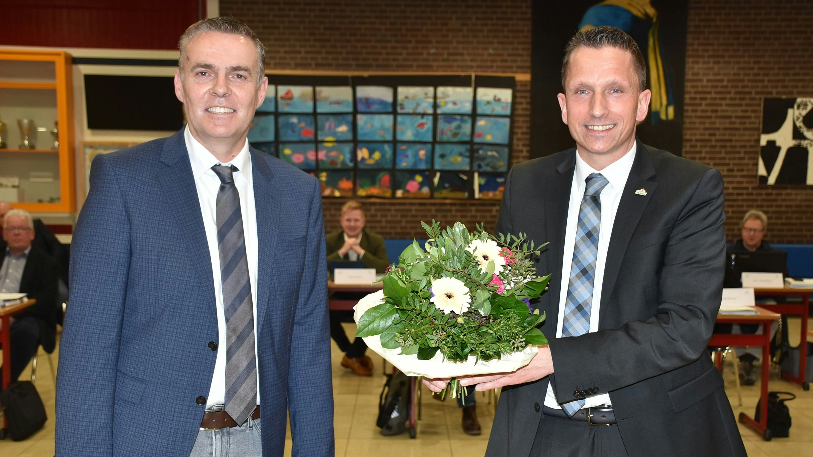 Blumen nach der Wahl: Mike Otte (rechts) gratulierte seinem designierten Allgemeinen Vertreter Christoph Bornhorst. Foto: Lammert