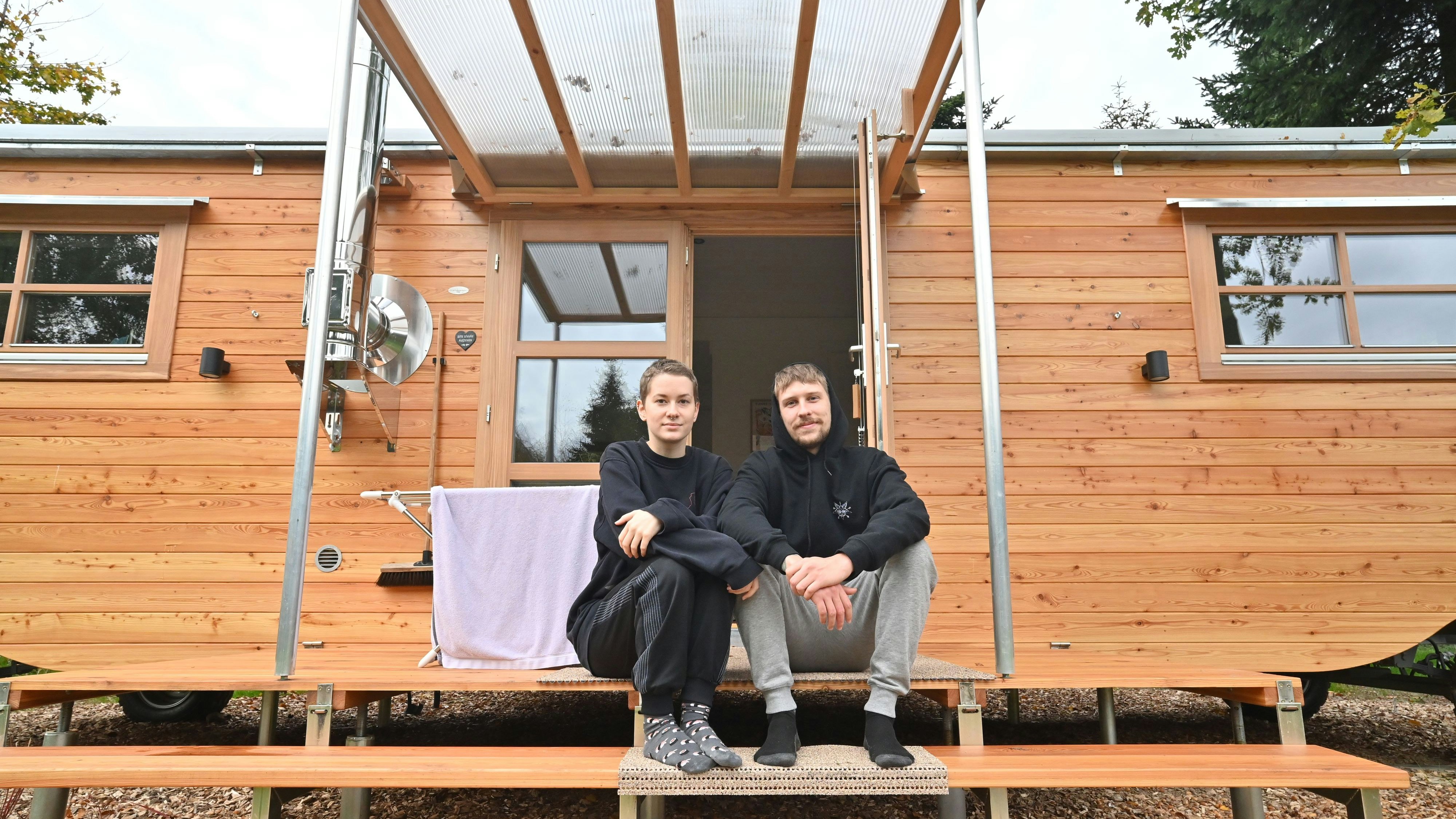 Begeistert: Stella Möller und Noel Schlegel sind aus Thüringen angereist, um im Tiny-House für eine Woche auf Probe zu wohnen. Foto: Vorwerk