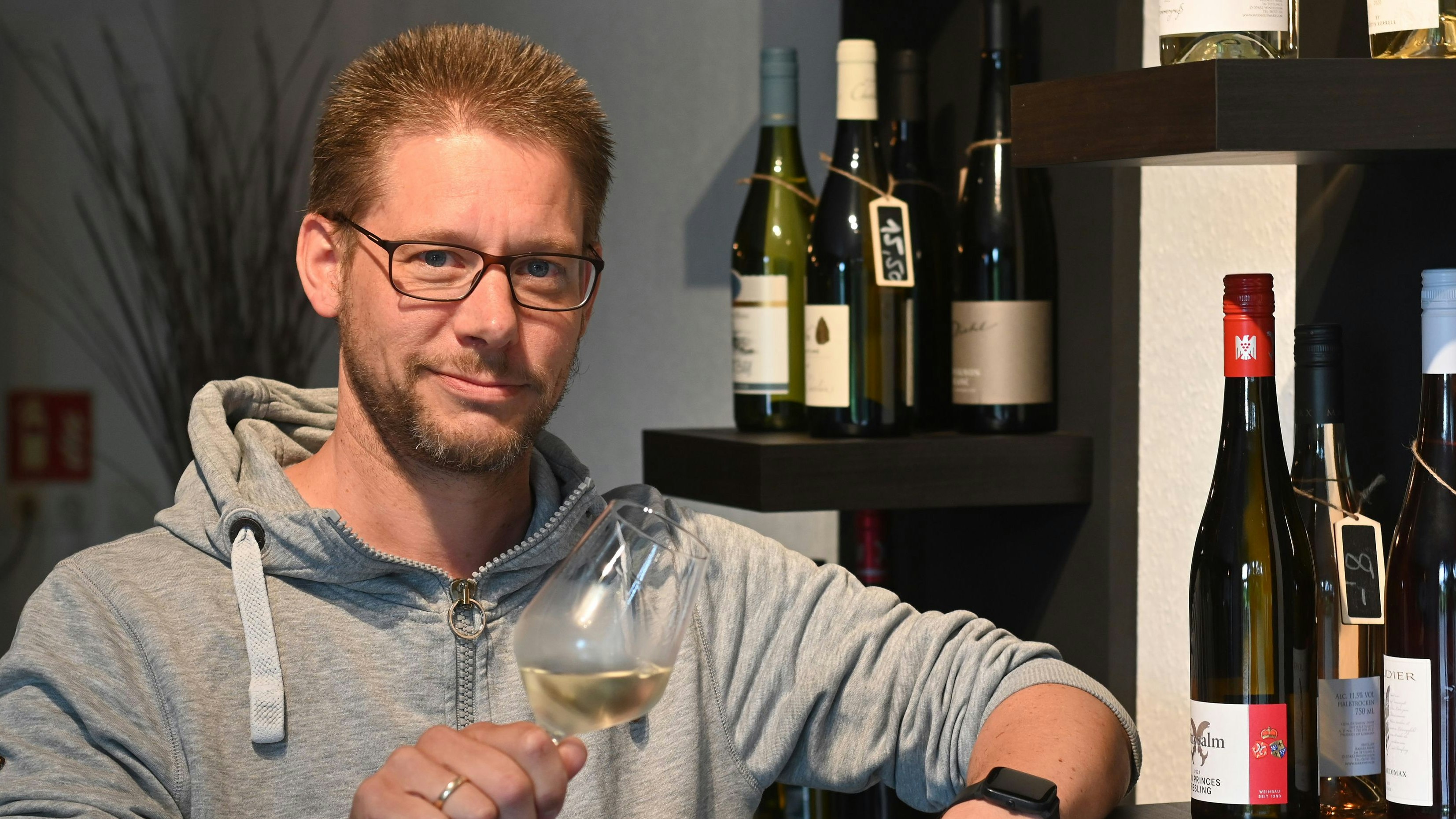 Ein Experte am Glas: Markus Feldhaus ist Weinsommelier. Rebsorte und Herkunftsland erkennt er mit verbundenen Augen. Foto: Vorwerk