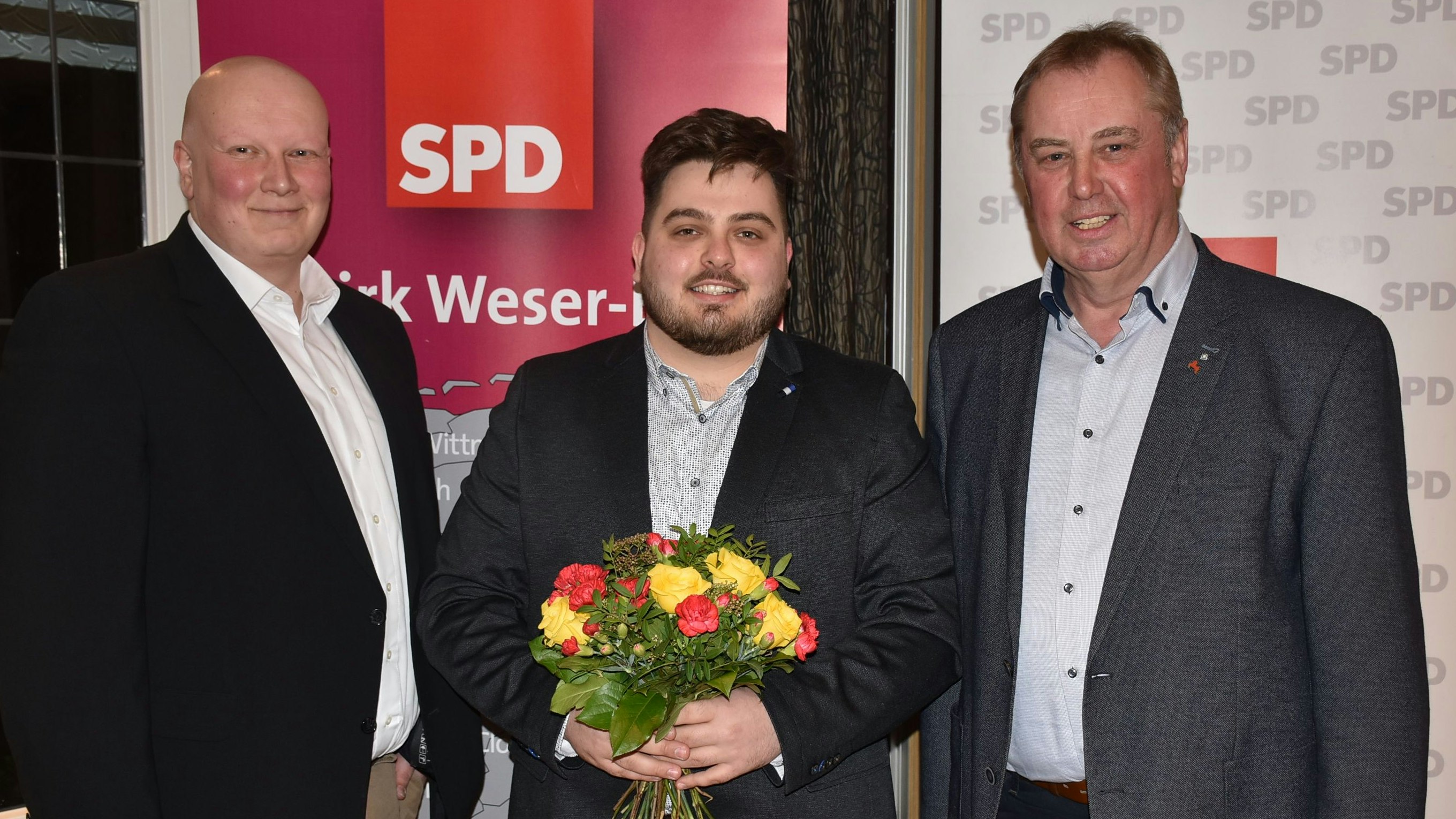 Nominiert: Zu seiner Wahl gratulierten Besian Krasniq (Mitte) der unterlegene Felix Gieske-Wollerich (links) und Werner Lager, Vorsitzender des SPD-Kreisverbandes Osnabrück. Foto: Lammert 